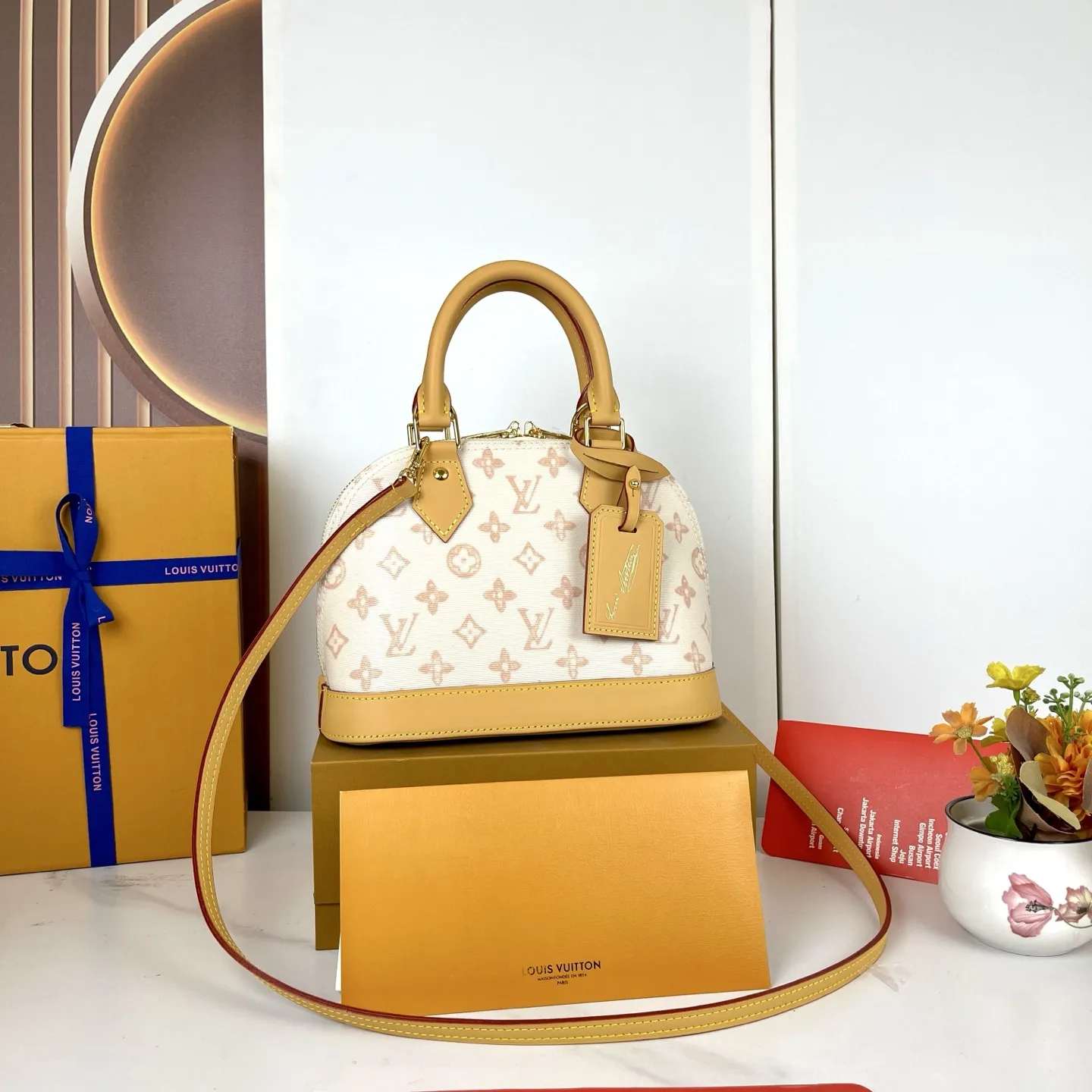 p390,顶级原单 M27525米色 M28272玫红 M28526蓝色LV130周年纪念限定老花系列彩色款 本款 Alma BB 手袋溯源 1934 年的装饰艺术格调,以 Monogram 帆布塑造雅致构型。耀目挂锁与钥匙、Toron 手柄和皮革钥匙包点睛经典元素,可拆卸并调节的肩带方便斜挎。尺寸:17.5 x 11.5 x 23.5 厘米 (高 x 宽 x 长度)