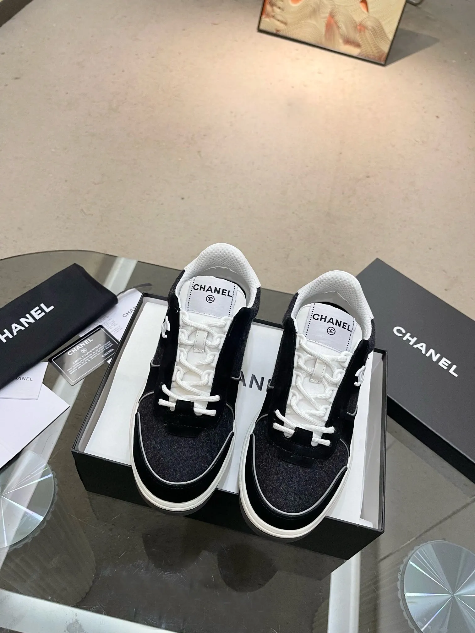 实价不让利P270!2024 ssCHA/香奈儿早春新款 运动鞋各大平台热卖单品~也是网红达人穿搭首选小香整个系列已全面升级 鞋面增加更多时尚元素 鞋面用料拼接鞋面(牛皮+磨砂皮+原版羽绒防水布) 原版双色PHYLON(MD)底, 回弹力好配全套高端包装 码数:35-44!