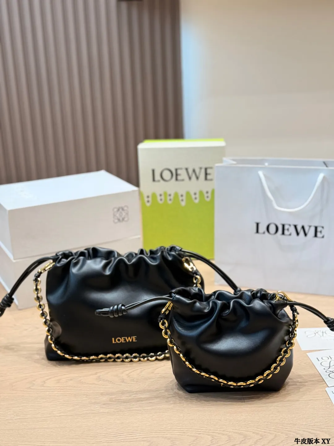 牛皮版本 p175/p170 Loewe Flamenco福袋包​​ Loewe Flamenco福袋包，黑色牛皮+金属链条，简约又有辨识度！抽绳设计超实用，日常通勤、休闲都能轻松驾驭✨。柔软牛皮手感超赞，链条细节提升质感，还很耐用。中号&小号尺寸，随心搭配，满足不同场合需求。Flamenco系列灵感来自西班牙文化，艺术感满满，是时尚与实用兼具的轻奢包包！ 尺寸 30 20cm 15 16cm