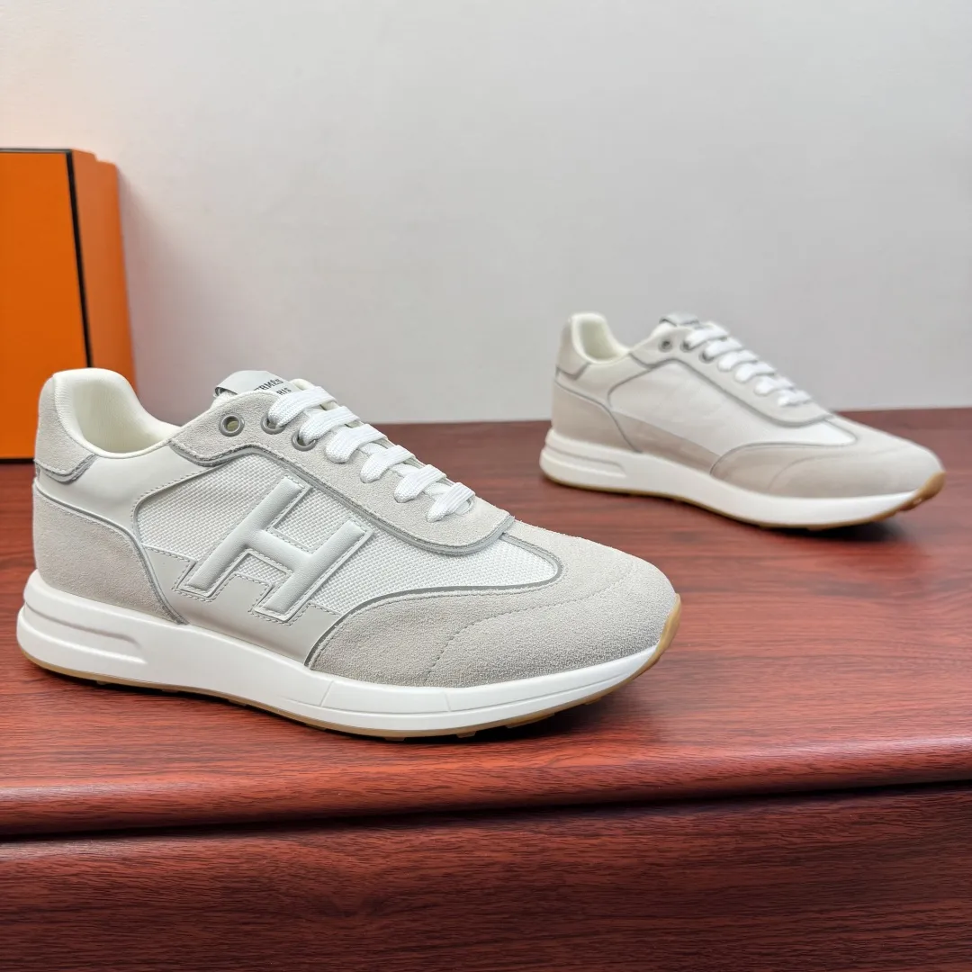 批380 Hermes/爱马仕 Match系列运动鞋 新款出货!复古休闲运动鞋|意式匠艺与法式优雅的碰撞!鞋面甄选细腻粒面小牛皮与柔软麂皮,搭配透气网布拼接,层次丰富且质感高级,每一处缝线都彰显手工匠艺。标志性立体“H”字母缀饰,既是品牌辨识度的体现,也是复古美学的点睛之笔。轻量化橡胶大底搭配缓震中底,行走时柔韧回弹,久穿不累。经典系带设计贴合脚型,多色可选适配不同穿搭场景,无论是商务通勤还是休闲出街,都能轻松驾驭。多重款式可选,满足不同场景搭配需求,全套包装! 尺码:39-40-41-43-43-44皮鞋尺码(可定制38.45) 货号:H1211反绒布 白色