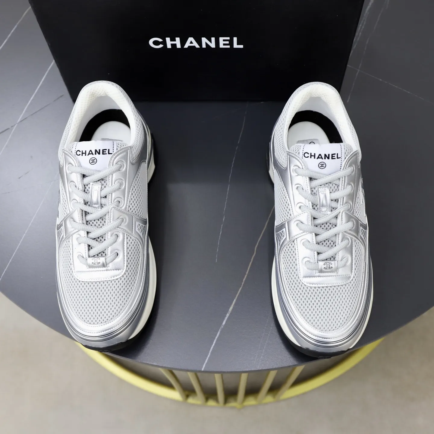 出厂价:310💰 情侣款香奈儿 运动鞋官网经典版, 大气十分亮眼 男女休闲鞋。原版1:1大底 独具时尚前卫气息 ,更显尊贵!是潮男的首选。颜色:码数:35-44(45定制)透气十足 实物图片色