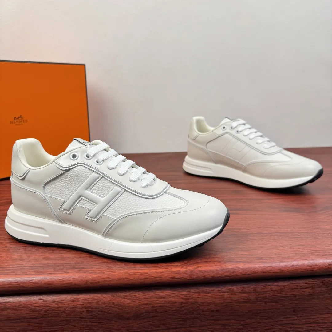 批380 Hermes/爱马仕 Match系列运动鞋 新款出货!复古休闲运动鞋|意式匠艺与法式优雅的碰撞!鞋面甄选细腻粒面小牛皮与柔软麂皮,搭配透气网布拼接,层次丰富且质感高级,每一处缝线都彰显手工匠艺。标志性立体“H”字母缀饰,既是品牌辨识度的体现,也是复古美学的点睛之笔。轻量化橡胶大底搭配缓震中底,行走时柔韧回弹,久穿不累。经典系带设计贴合脚型,多色可选适配不同穿搭场景,无论是商务通勤还是休闲出街,都能轻松驾驭。多重款式可选,满足不同场景搭配需求,全套包装! 尺码:39-40-41-43-43-44皮鞋尺码(可定制38.45) 货号:H1211全皮 白色