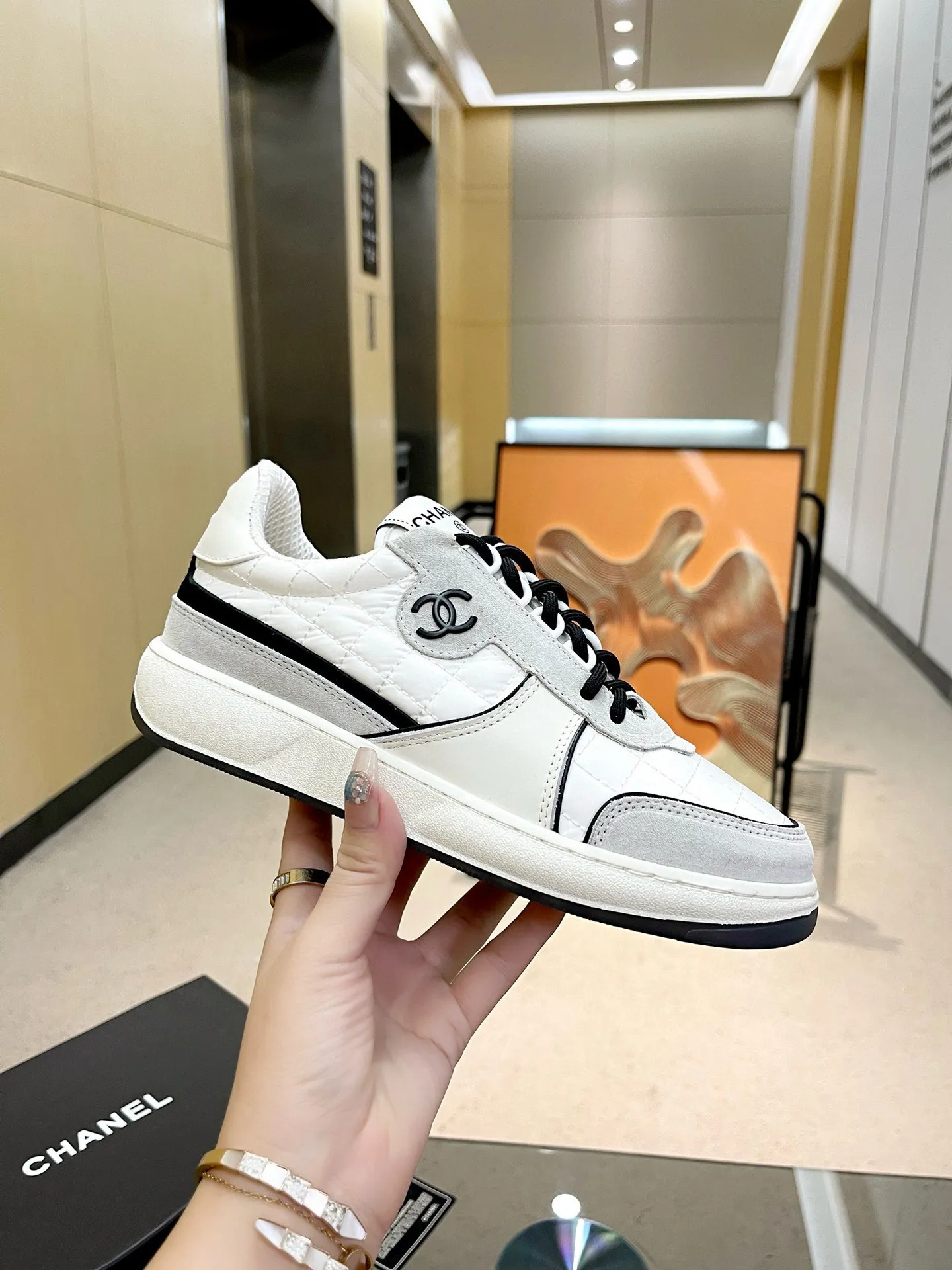 实价不让利P250!2024 ssCHA/香奈儿早春新款 运动鞋各大平台热卖单品~也是网红达人穿搭首选小香整个系列已全面升级 鞋面增加更多时尚元素 鞋面用料拼接鞋面(牛皮+磨砂皮+原版羽绒防水布) 原版双色PHYLON(MD)底, 回弹力好配全套高端包装 码数:35-44!