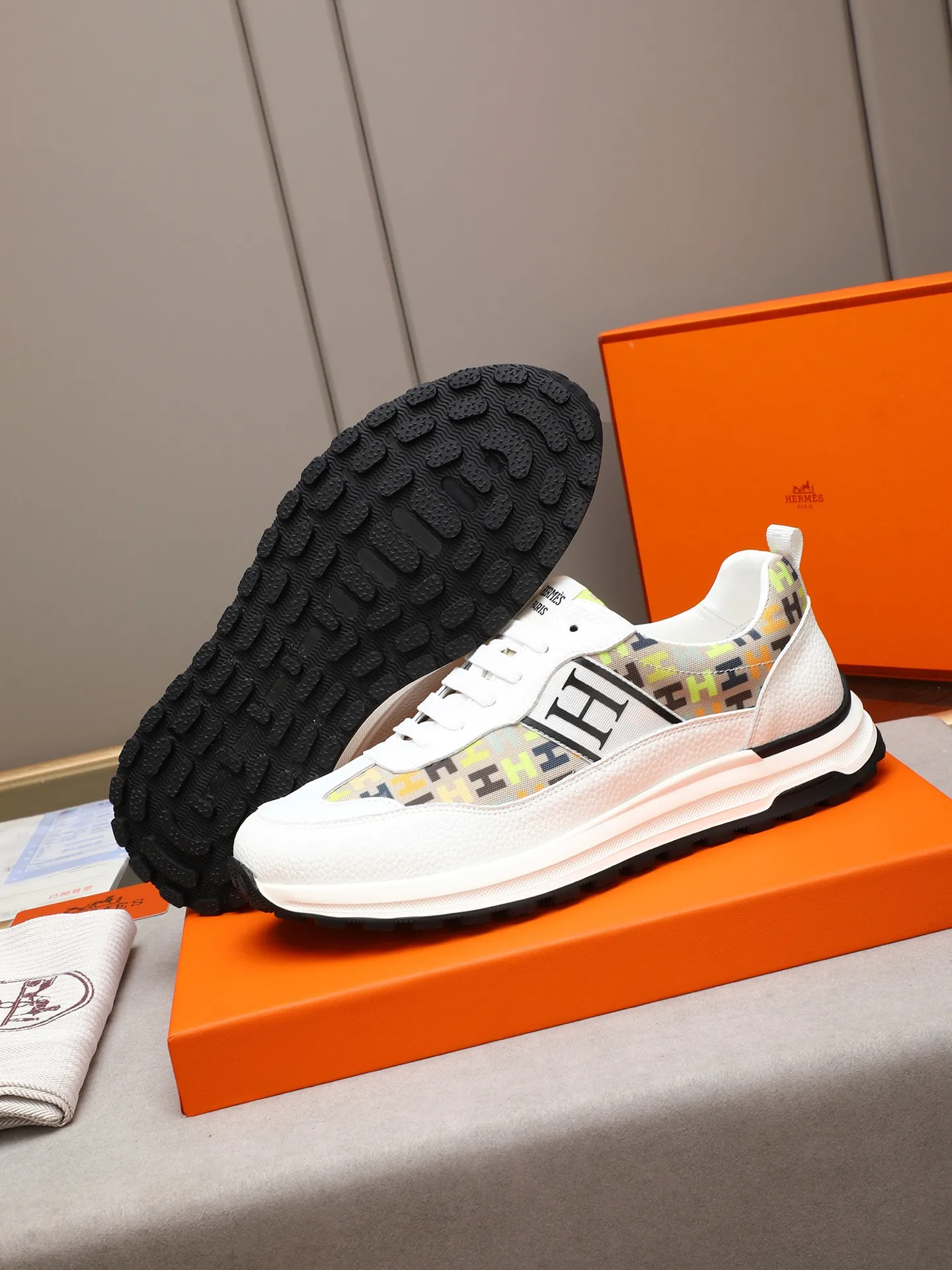 📛📛📛PPP170(Hermes 爱马仕)🆕男士拼色运动鞋,富有质感的小牛皮细节。拼接原版牛皮面,此鞋款从马术世界汲取灵感,融合技术细节和实用功能.透气羊里,原版组合大底,高端品质,各处细节均完美结合! Size:38-44 (45可定做)