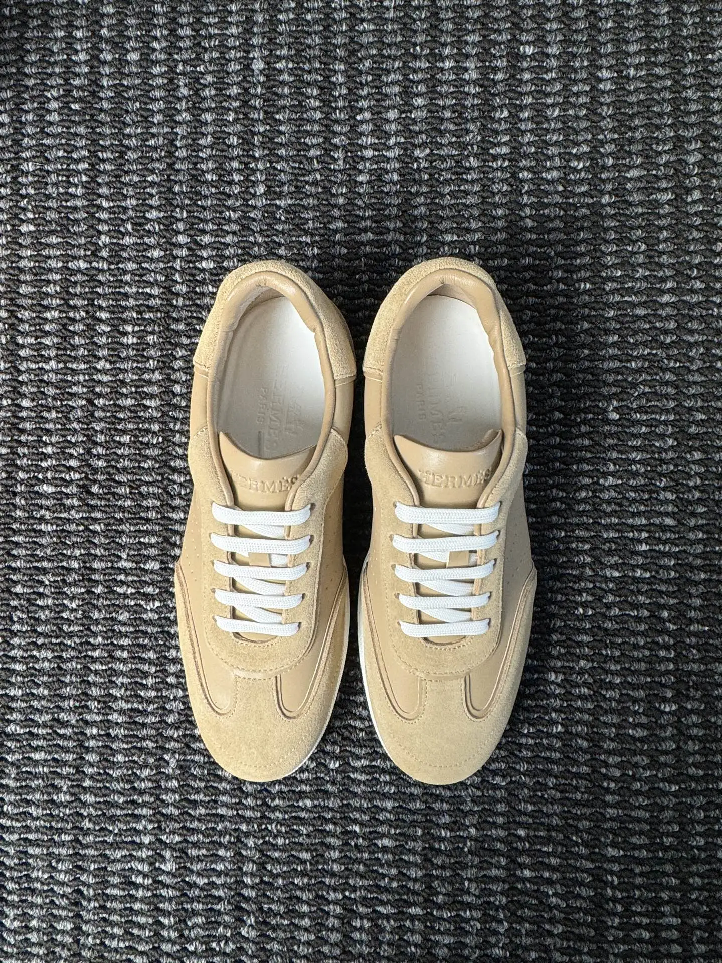 【 HERMES】爱马仕 P219💰 -高端品质 官网同款 -鞋面：🔝纳帕小牛皮、激光冲孔 H 字样 -内里：水染牛皮 -大底：超轻TPU成型大底 -超高品控&middot;做工精细：凸显(高端&middot;贵气&middot;档次) -Size ：38-44（45可订做)&middot;