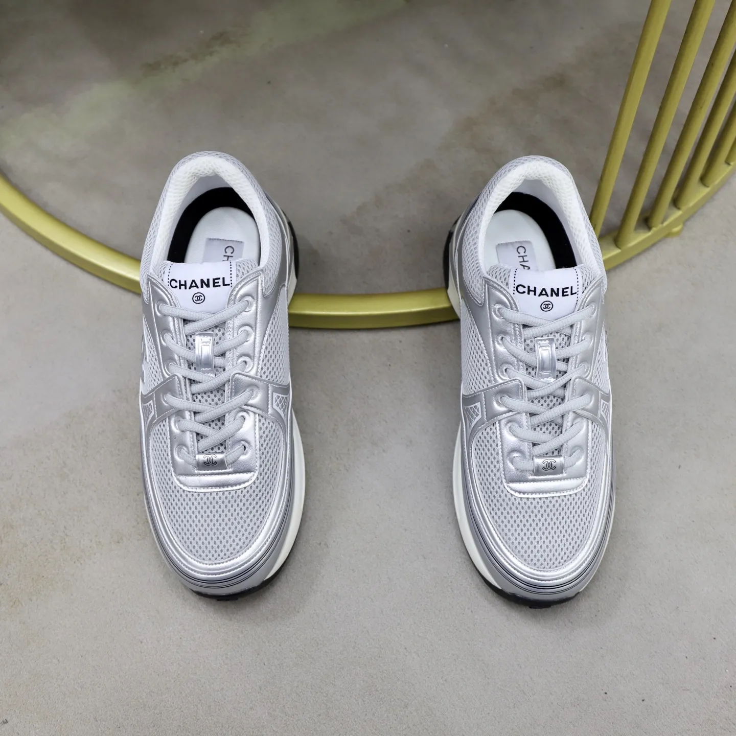 出厂价:310💰 情侣款香奈儿 运动鞋官网经典版, 大气十分亮眼 男女休闲鞋。原版1:1大底 独具时尚前卫气息 ,更显尊贵!是潮男的首选。颜色:码数:35-44(45定制)透气十足 实物图片色