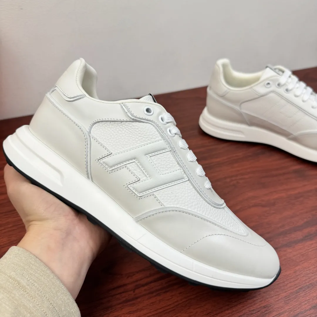 批380 Hermes/爱马仕 Match系列运动鞋 新款出货！复古休闲运动鞋｜意式匠艺与法式优雅的碰撞！鞋面甄选细腻粒面小牛皮与柔软麂皮，搭配透气网布拼接，层次丰富且质感高级，每一处缝线都彰显手工匠艺。标志性立体&ldquo;H&rdquo;字母缀饰，既是品牌辨识度的体现，也是复古美学的点睛之笔。轻量化橡胶大底搭配缓震中底，行走时柔韧回弹，久穿不累。经典系带设计贴合脚型，多色可选适配不同穿搭场景，无论是商务通勤还是休闲出街，都能轻松驾驭。多重款式可选，满足不同场景搭配需求，全套包装！ 尺码：39-40-41-43-43-44皮鞋尺码（可定制38.45） 货号：H1211全皮 白色