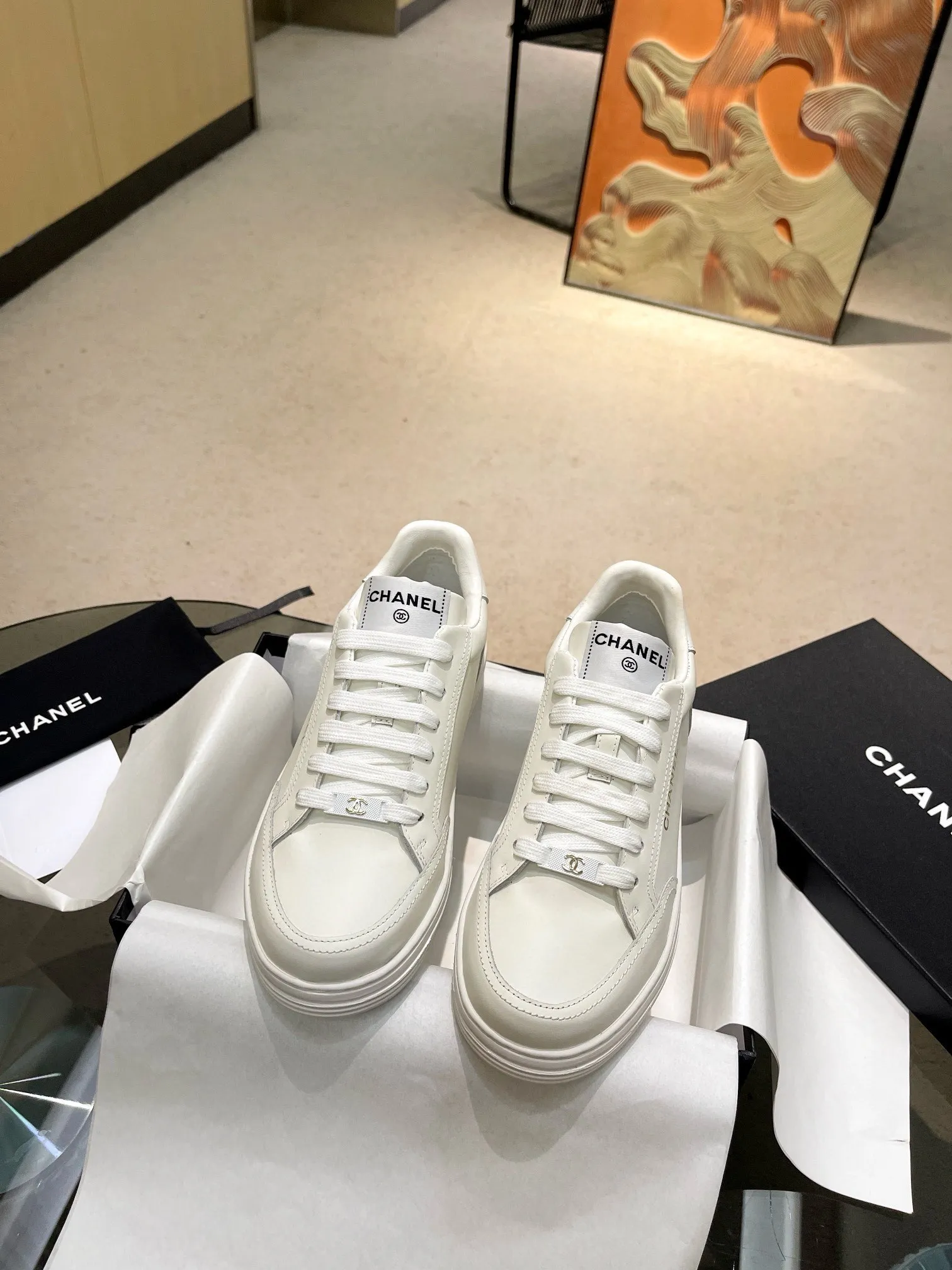 实价不让利P261!2024 ssCHA/香奈儿早春新款 运动鞋各大平台热卖单品~也是网红达人穿搭首选小香整个系列已全面升级 鞋面增加更多时尚元素 鞋面用料拼接鞋面(牛皮+磨砂皮+原版羽绒防水布) 原版双色PHYLON(MD)底, 回弹力好配全套高端包装 码数:35-44!