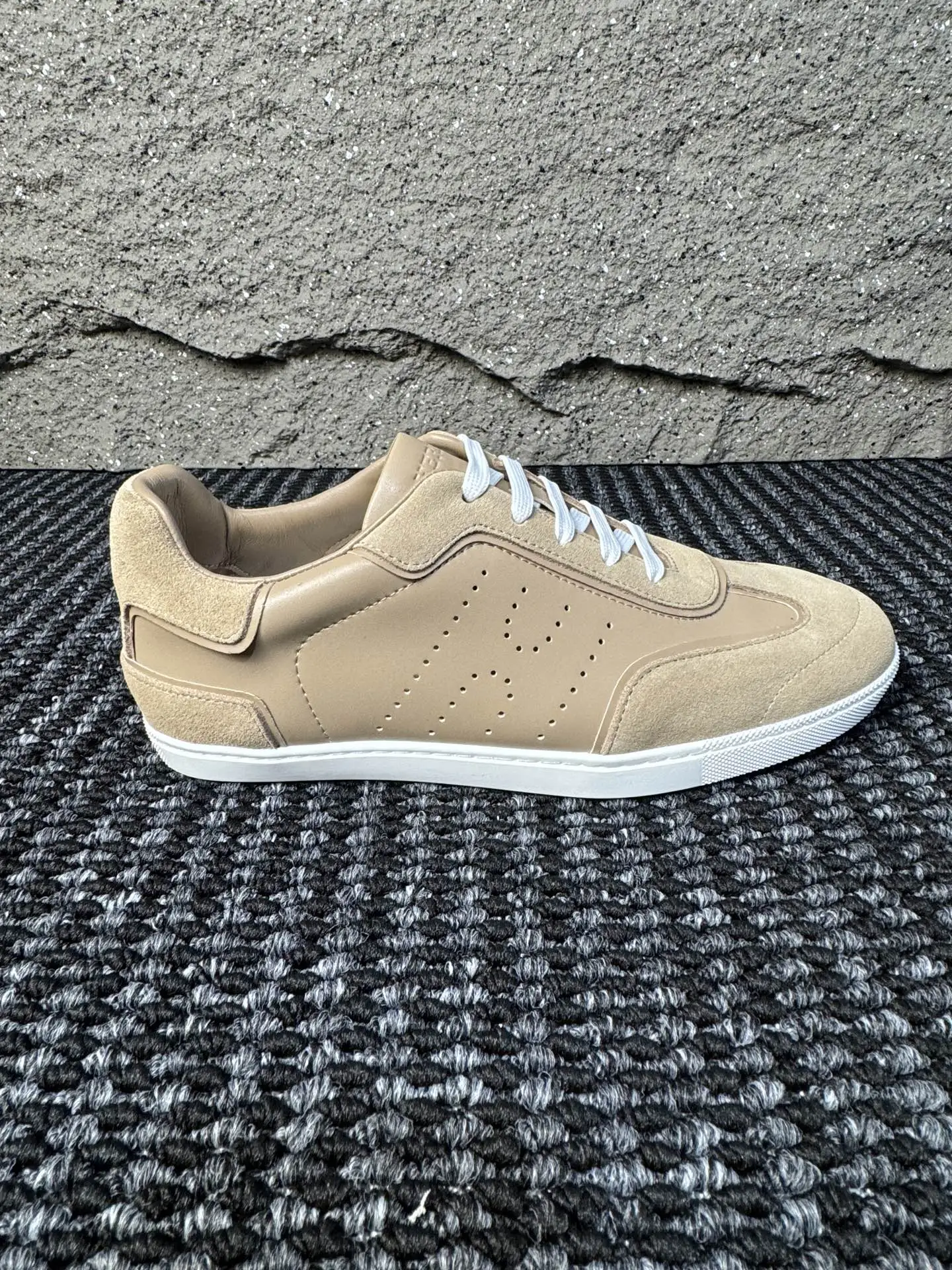 【 HERMES】爱马仕 P219💰 -高端品质 官网同款 -鞋面:🔝纳帕小牛皮、激光冲孔 H 字样 -内里:水染牛皮 -大底:超轻TPU成型大底 -超高品控·做工精细:凸显(高端·贵气·档次) -Size :38-44(45可订做)·