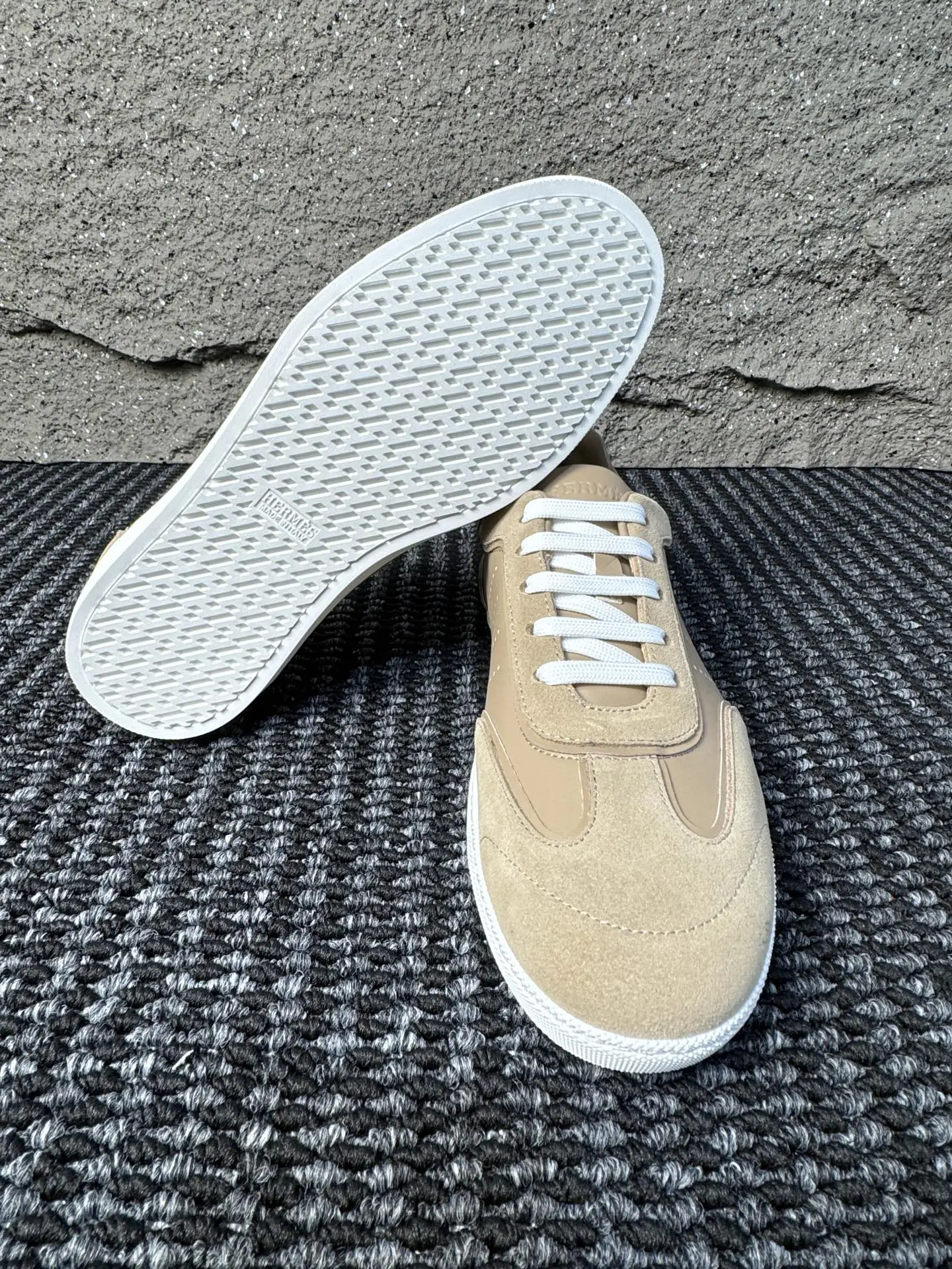 【 HERMES】爱马仕 P219💰 -高端品质 官网同款 -鞋面：🔝纳帕小牛皮、激光冲孔 H 字样 -内里：水染牛皮 -大底：超轻TPU成型大底 -超高品控&middot;做工精细：凸显(高端&middot;贵气&middot;档次) -Size ：38-44（45可订做)&middot;