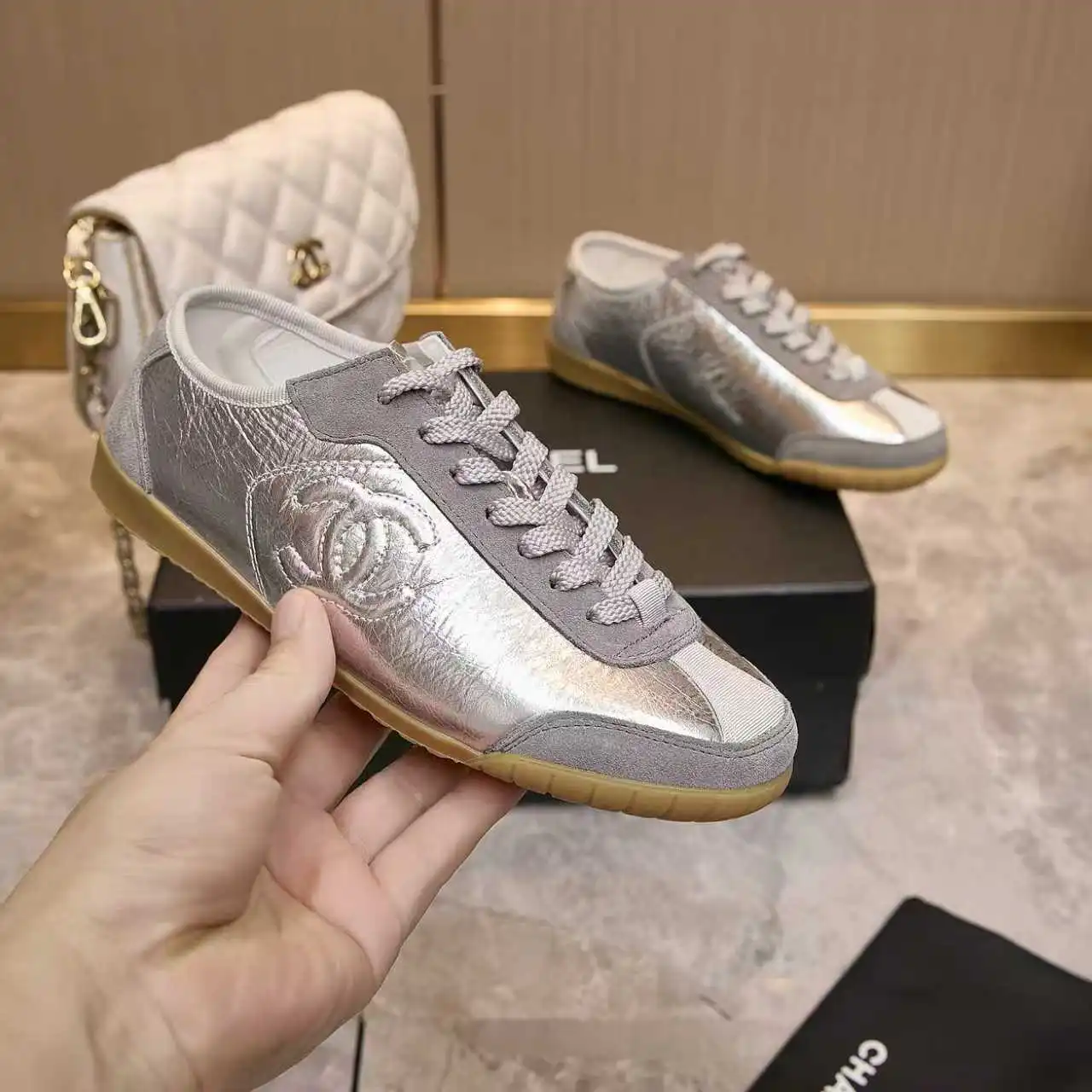 实价不让利P260!Chanel香奈儿——2025专柜顶级休闲款运动鞋 这款经典设计;鞋面多种工艺的风格;大底却时尚运动;不平凡的拥入了多种配色元素…… 多元化混搭非常好看百搭,休闲,时尚,运动,户外都能兼顾…… ꫛꫀꪝ Go➫ 材料: ❶鞋面采用: 原版进口牛皮 ❷内里采用: 原版进口透气羊皮 ❸大底根据: 原版TPU大底 专柜精品包装全套女35–41