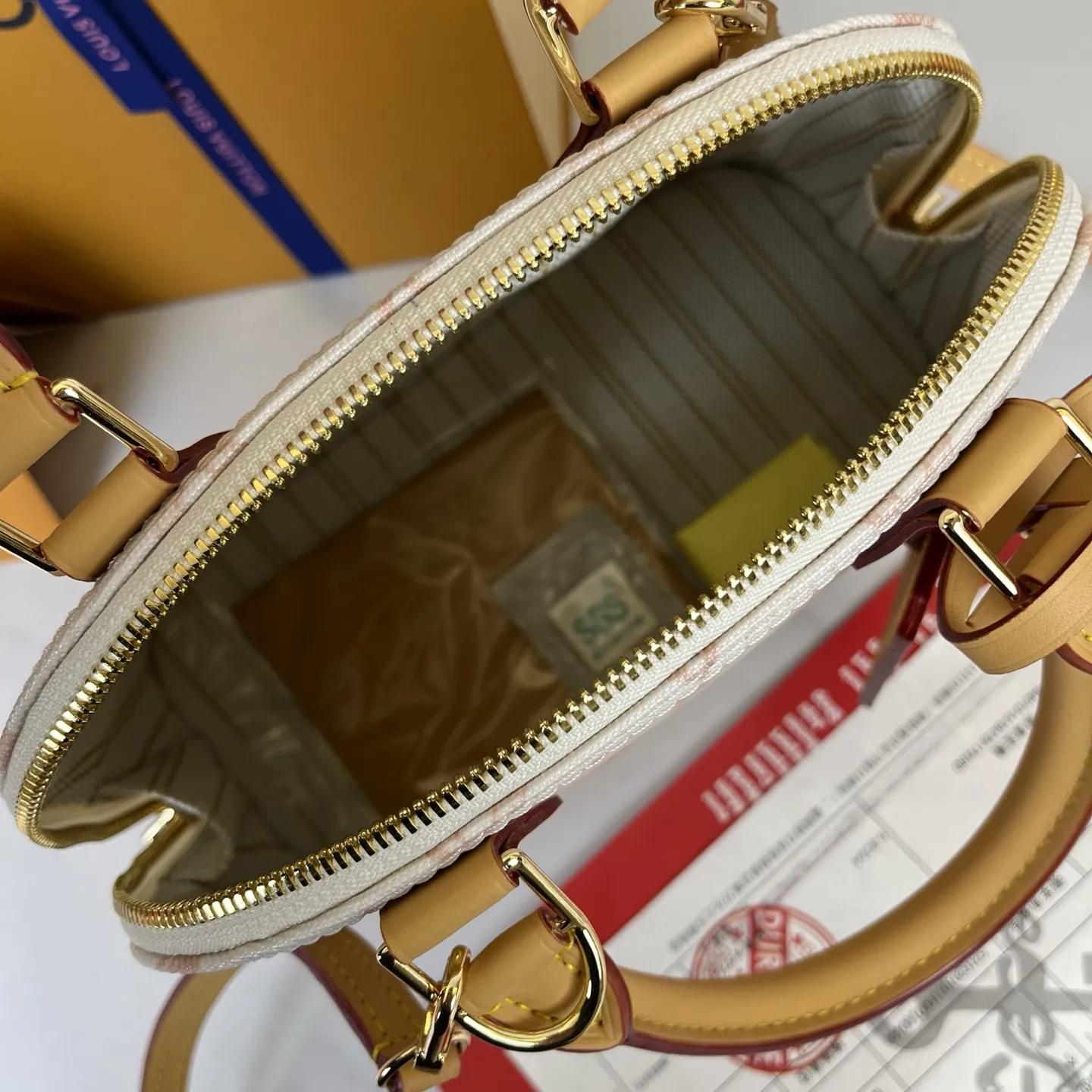 p390,顶级原单 M27525米色 M28272玫红 M28526蓝色LV130周年纪念限定老花系列彩色款 本款 Alma BB 手袋溯源 1934 年的装饰艺术格调,以 Monogram 帆布塑造雅致构型。耀目挂锁与钥匙、Toron 手柄和皮革钥匙包点睛经典元素,可拆卸并调节的肩带方便斜挎。尺寸:17.5 x 11.5 x 23.5 厘米 (高 x 宽 x 长度)