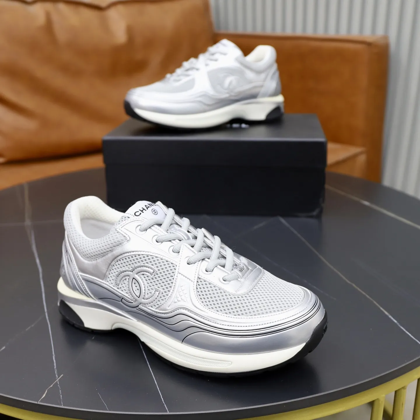 出厂价:310💰 情侣款香奈儿 运动鞋官网经典版, 大气十分亮眼 男女休闲鞋。原版1:1大底 独具时尚前卫气息 ,更显尊贵!是潮男的首选。颜色:码数:35-44(45定制)透气十足 实物图片色