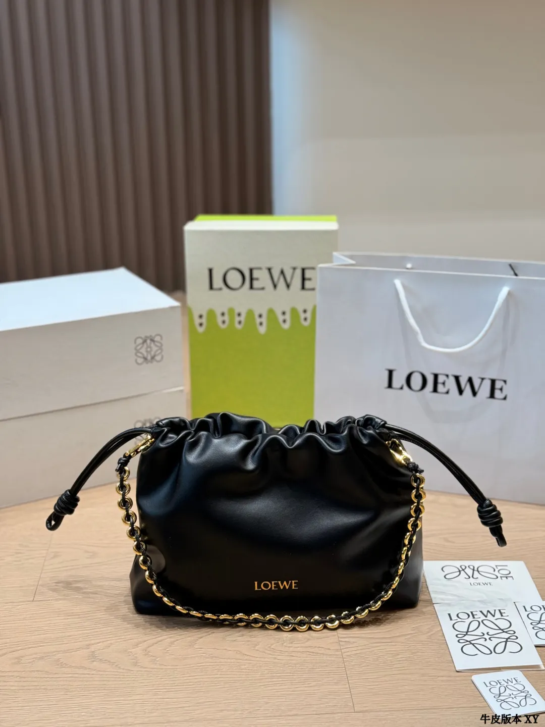 牛皮版本 p175/p170 Loewe Flamenco福袋包 Loewe Flamenco福袋包,黑色牛皮+金属链条,简约又有辨识度!抽绳设计超实用,日常通勤、休闲都能轻松驾驭✨。柔软牛皮手感超赞,链条细节提升质感,还很耐用。中号&小号尺寸,随心搭配,满足不同场合需求。Flamenco系列灵感来自西班牙文化,艺术感满满,是时尚与实用兼具的轻奢包包! 尺寸 30 20cm 15 16cm