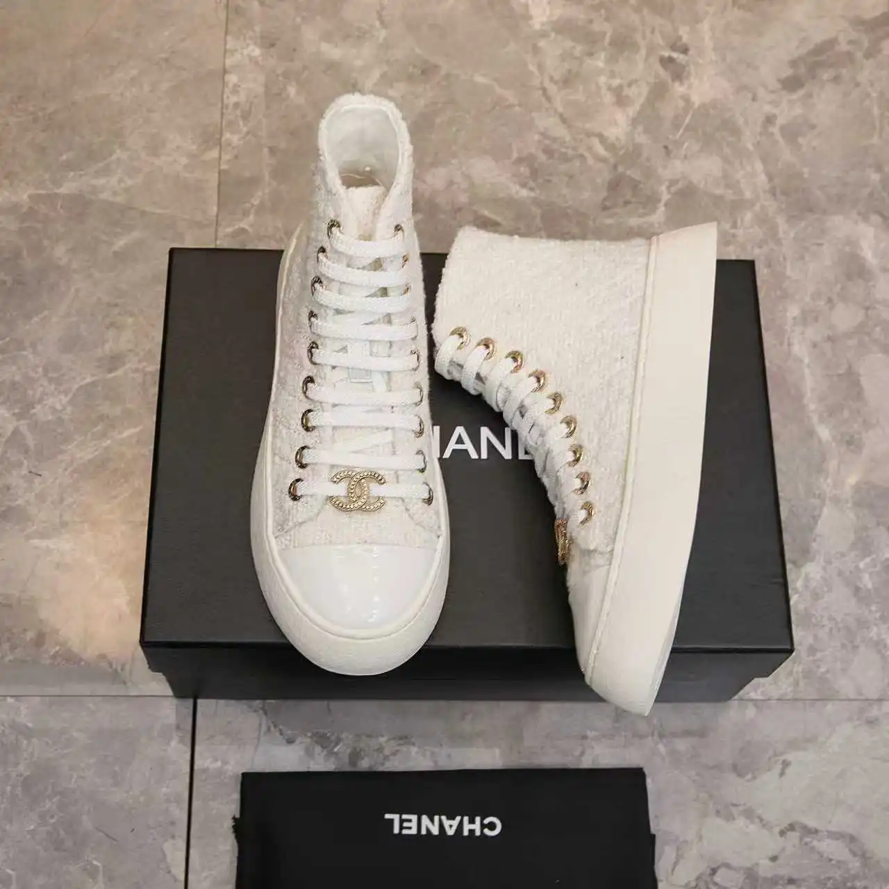 实价不让利P280!Chanel香奈儿——2025专柜顶级休闲款运动鞋 这款经典设计;鞋面多种工艺的风格;大底却时尚运动;不平凡的拥入了多种配色元素…… 多元化混搭非常好看百搭,休闲,时尚,运动,户外都能兼顾…… ꫛꫀꪝ Go➫ 材料: ❶鞋面采用: 原版进口小香布 ❷内里采用: 原版进口透气羊皮 ❸大底根据: 原版TPU底 专柜精品包装全套女35–41
