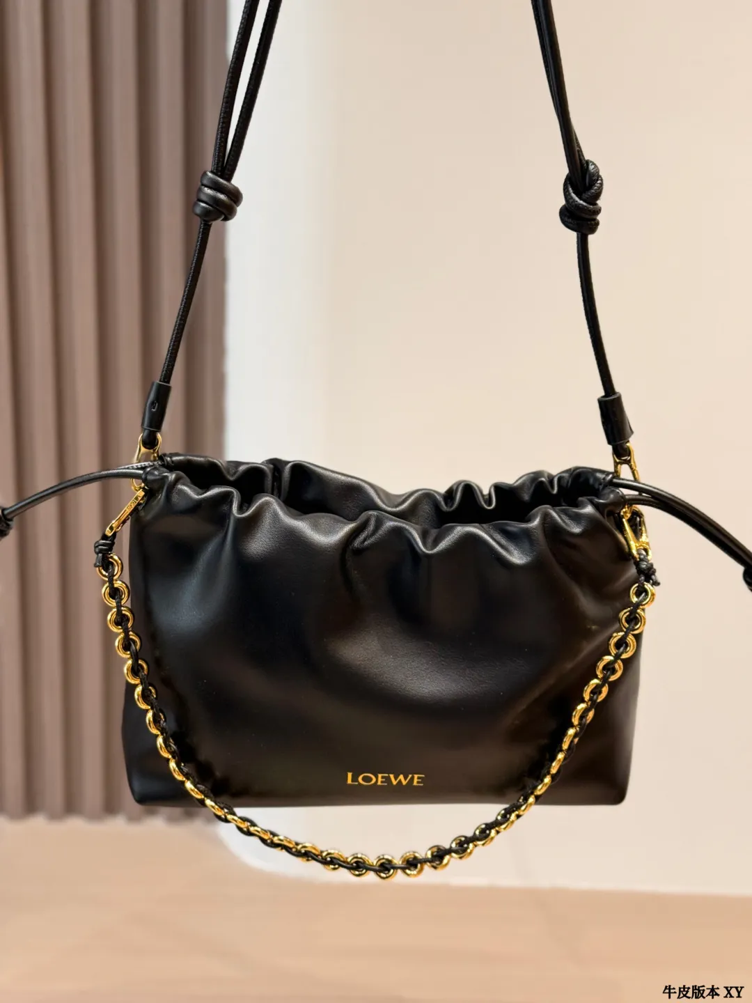 牛皮版本 p175/p170 Loewe Flamenco福袋包 Loewe Flamenco福袋包,黑色牛皮+金属链条,简约又有辨识度!抽绳设计超实用,日常通勤、休闲都能轻松驾驭✨。柔软牛皮手感超赞,链条细节提升质感,还很耐用。中号&小号尺寸,随心搭配,满足不同场合需求。Flamenco系列灵感来自西班牙文化,艺术感满满,是时尚与实用兼具的轻奢包包! 尺寸 30 20cm 15 16cm