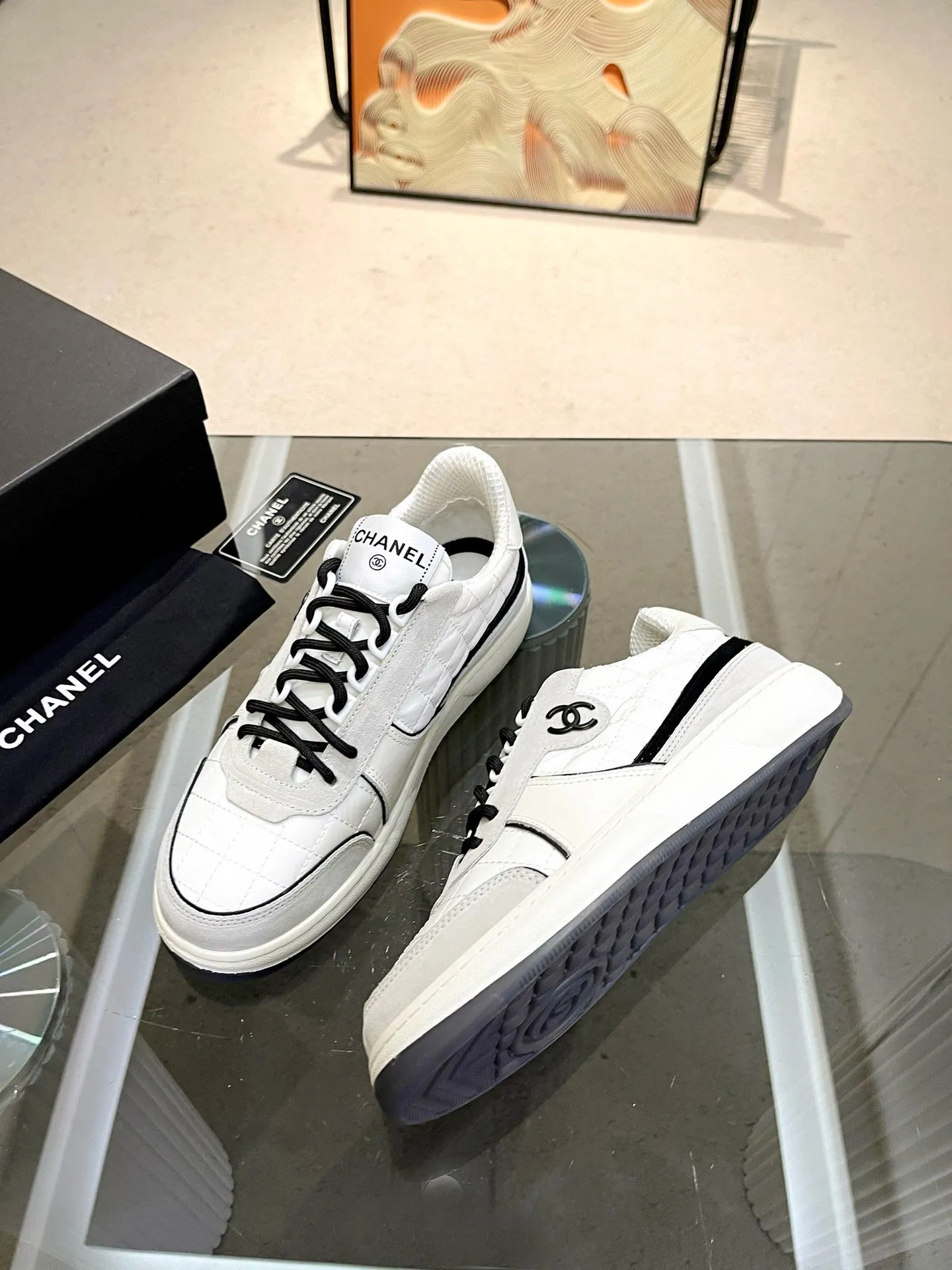 实价不让利P250!2024 ssCHA/香奈儿早春新款 运动鞋各大平台热卖单品~也是网红达人穿搭首选小香整个系列已全面升级 鞋面增加更多时尚元素 鞋面用料拼接鞋面(牛皮+磨砂皮+原版羽绒防水布) 原版双色PHYLON(MD)底, 回弹力好配全套高端包装 码数:35-44!