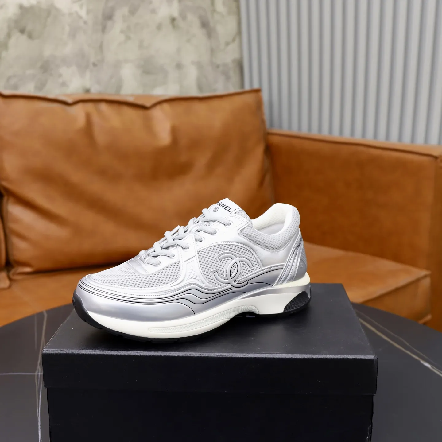 出厂价：310💰 情侣款香奈儿 运动鞋官网经典版， 大气十分亮眼 男女休闲鞋。原版1:1大底 独具时尚前卫气息 ，更显尊贵！是潮男的首选。颜色：码数：35-44（45定制）透气十足 实物图片色