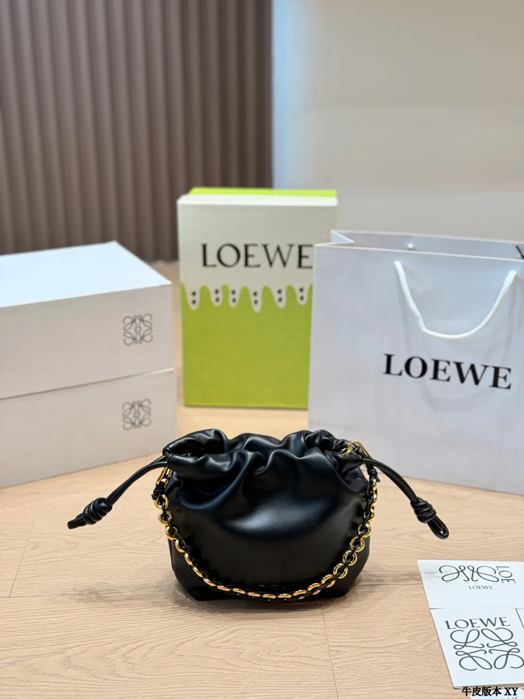 牛皮版本 p175/p170 Loewe Flamenco福袋包​​ Loewe Flamenco福袋包，黑色牛皮+金属链条，简约又有辨识度！抽绳设计超实用，日常通勤、休闲都能轻松驾驭✨。柔软牛皮手感超赞，链条细节提升质感，还很耐用。中号&小号尺寸，随心搭配，满足不同场合需求。Flamenco系列灵感来自西班牙文化，艺术感满满，是时尚与实用兼具的轻奢包包！ 尺寸 30 20cm 15 16cm