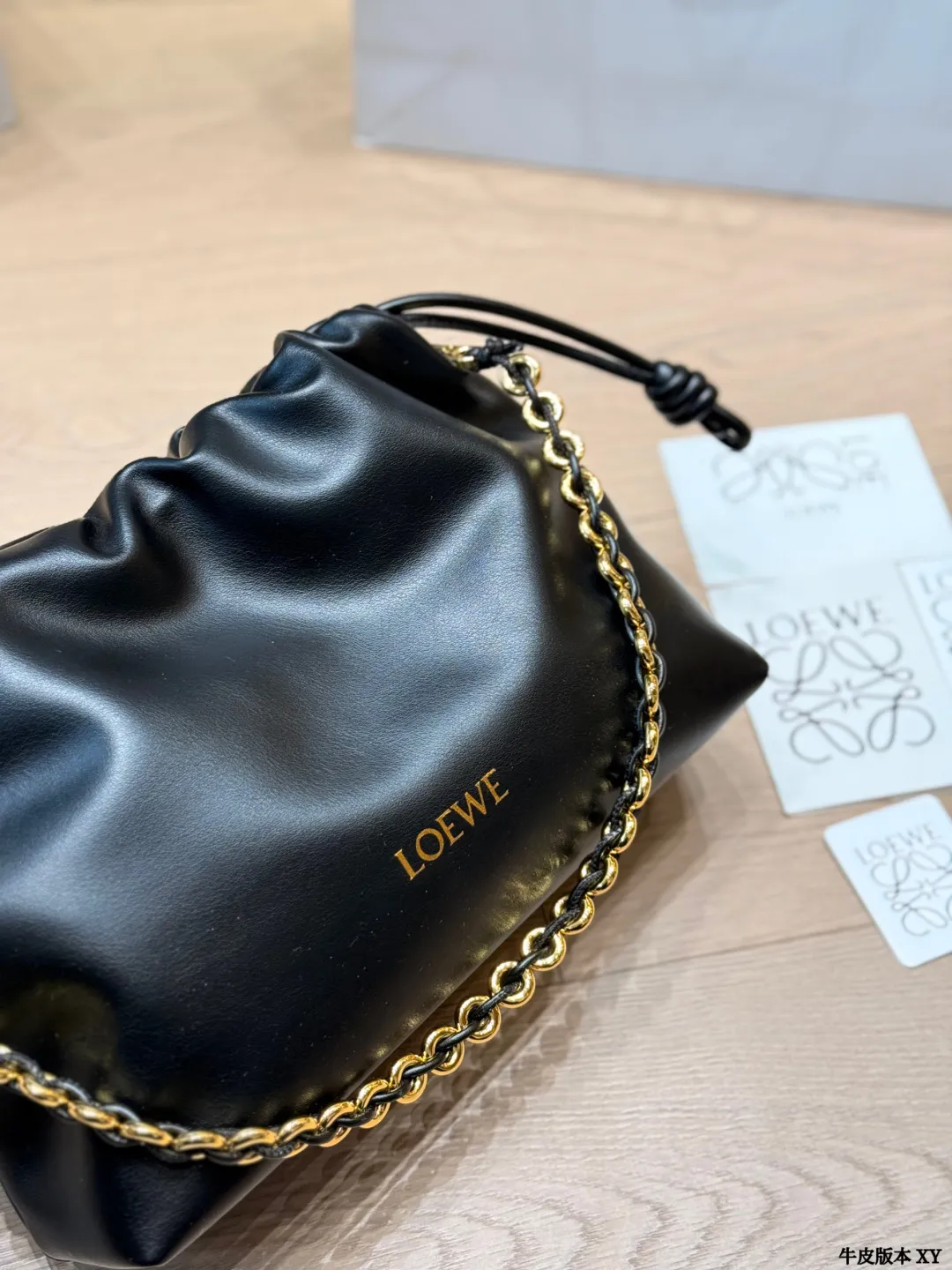 牛皮版本 p175/p170 Loewe Flamenco福袋包​​ Loewe Flamenco福袋包，黑色牛皮+金属链条，简约又有辨识度！抽绳设计超实用，日常通勤、休闲都能轻松驾驭✨。柔软牛皮手感超赞，链条细节提升质感，还很耐用。中号&小号尺寸，随心搭配，满足不同场合需求。Flamenco系列灵感来自西班牙文化，艺术感满满，是时尚与实用兼具的轻奢包包！ 尺寸 30 20cm 15 16cm