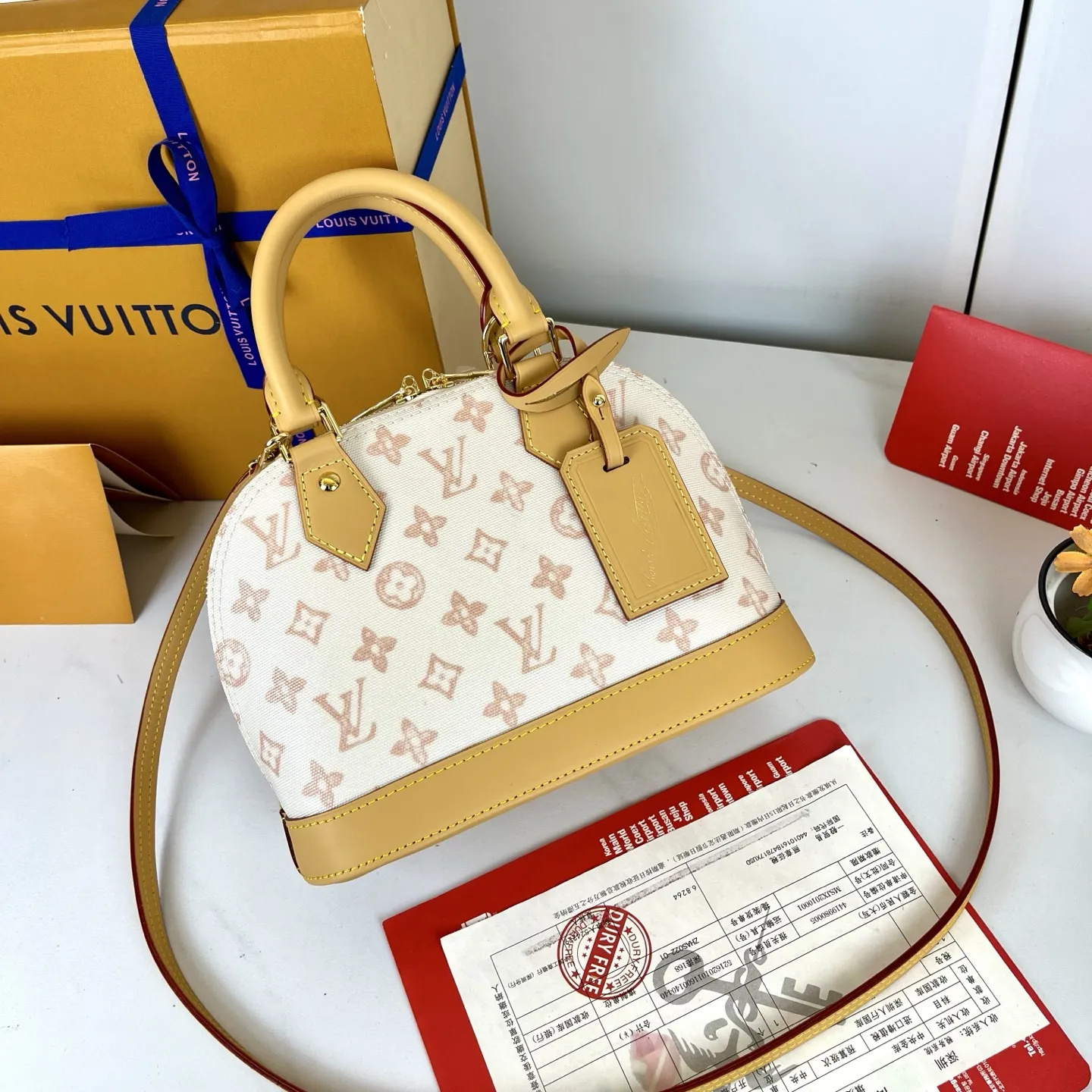 p390,顶级原单 M27525米色 M28272玫红 M28526蓝色LV130周年纪念限定老花系列彩色款 本款 Alma BB 手袋溯源 1934 年的装饰艺术格调，以 Monogram 帆布塑造雅致构型。耀目挂锁与钥匙、Toron 手柄和皮革钥匙包点睛经典元素，可拆卸并调节的肩带方便斜挎。尺寸：17.5 x 11.5 x 23.5 厘米 (高 x 宽 x 长度)