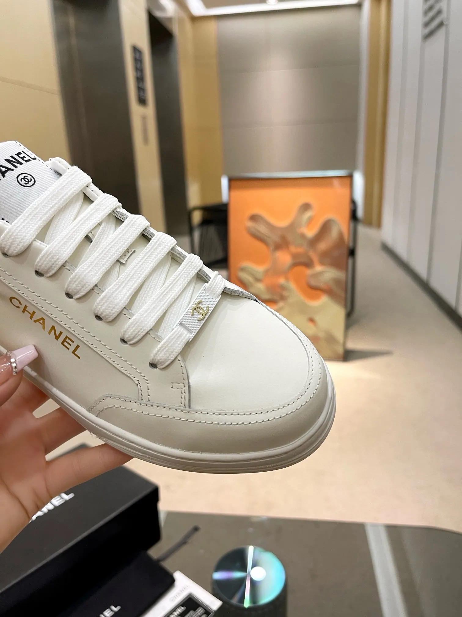 实价不让利P261!2024 ssCHA/香奈儿早春新款 运动鞋各大平台热卖单品~也是网红达人穿搭首选小香整个系列已全面升级 鞋面增加更多时尚元素 鞋面用料拼接鞋面(牛皮+磨砂皮+原版羽绒防水布) 原版双色PHYLON(MD)底, 回弹力好配全套高端包装 码数:35-44!