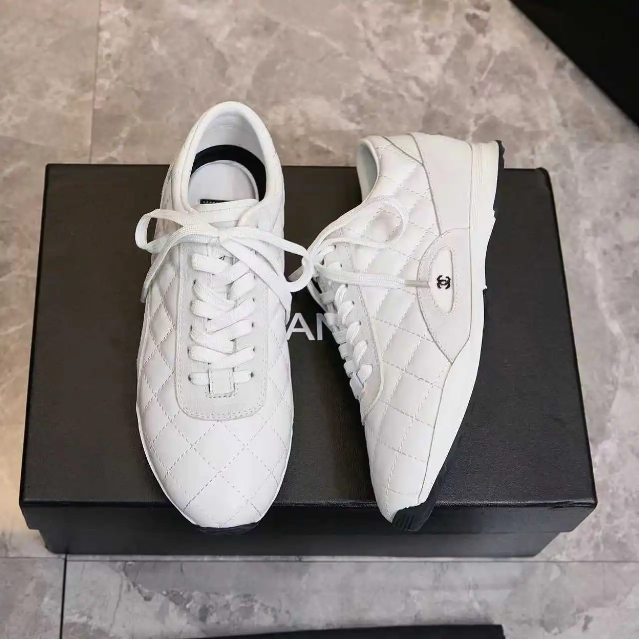 实价不让利P260!Chanel香奈儿——2025专柜顶级休闲款运动鞋 这款经典设计;鞋面多种工艺电绣的风格;大底却时尚运动;不平凡的拥入了多种配色元素…… 多元化混搭非常好看百搭,休闲,时尚,运动,户外都能兼顾…… ꫛꫀꪝ Go➫ 材料: ❶鞋面采用: 原版进口高丝光牛反绒 ❷内里采用: 原版进口透气网 ❸大底根据: 原版TPU组合大底 专柜精品包装全套女35–41 男38-46