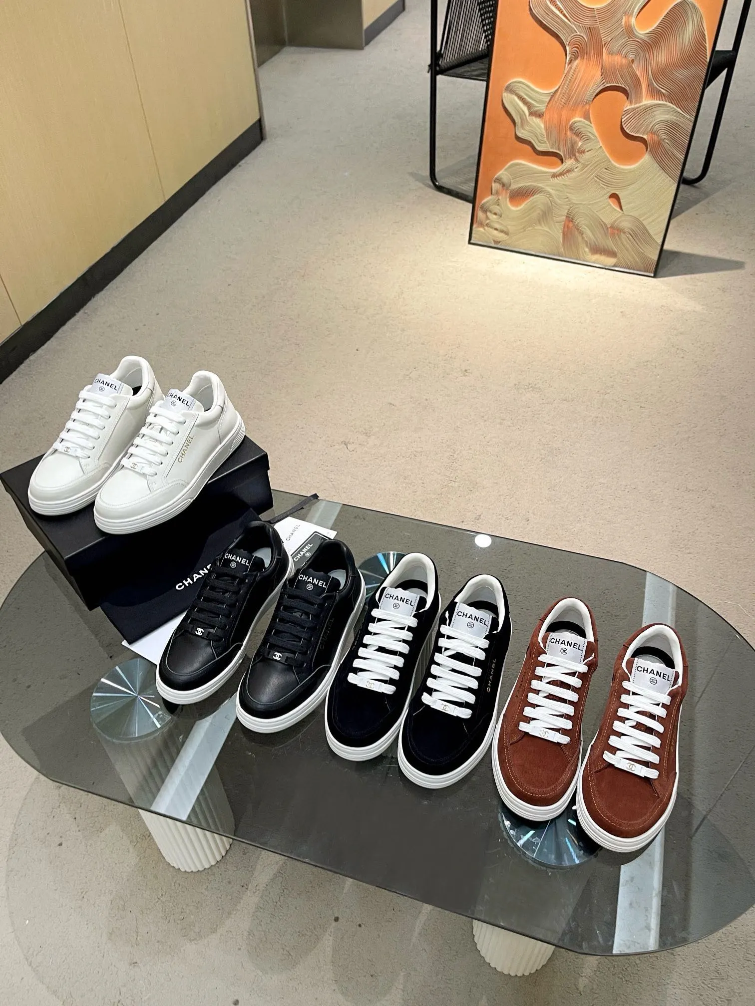 实价不让利P261！2024 ssCHA/香奈儿早春新款 运动鞋各大平台热卖单品~也是网红达人穿搭首选小香整个系列已全面升级 鞋面增加更多时尚元素 鞋面用料拼接鞋面（牛皮+磨砂皮+原版羽绒防水布） 原版双色PHYLON(MD)底， 回弹力好配全套高端包装 码数:35-44！