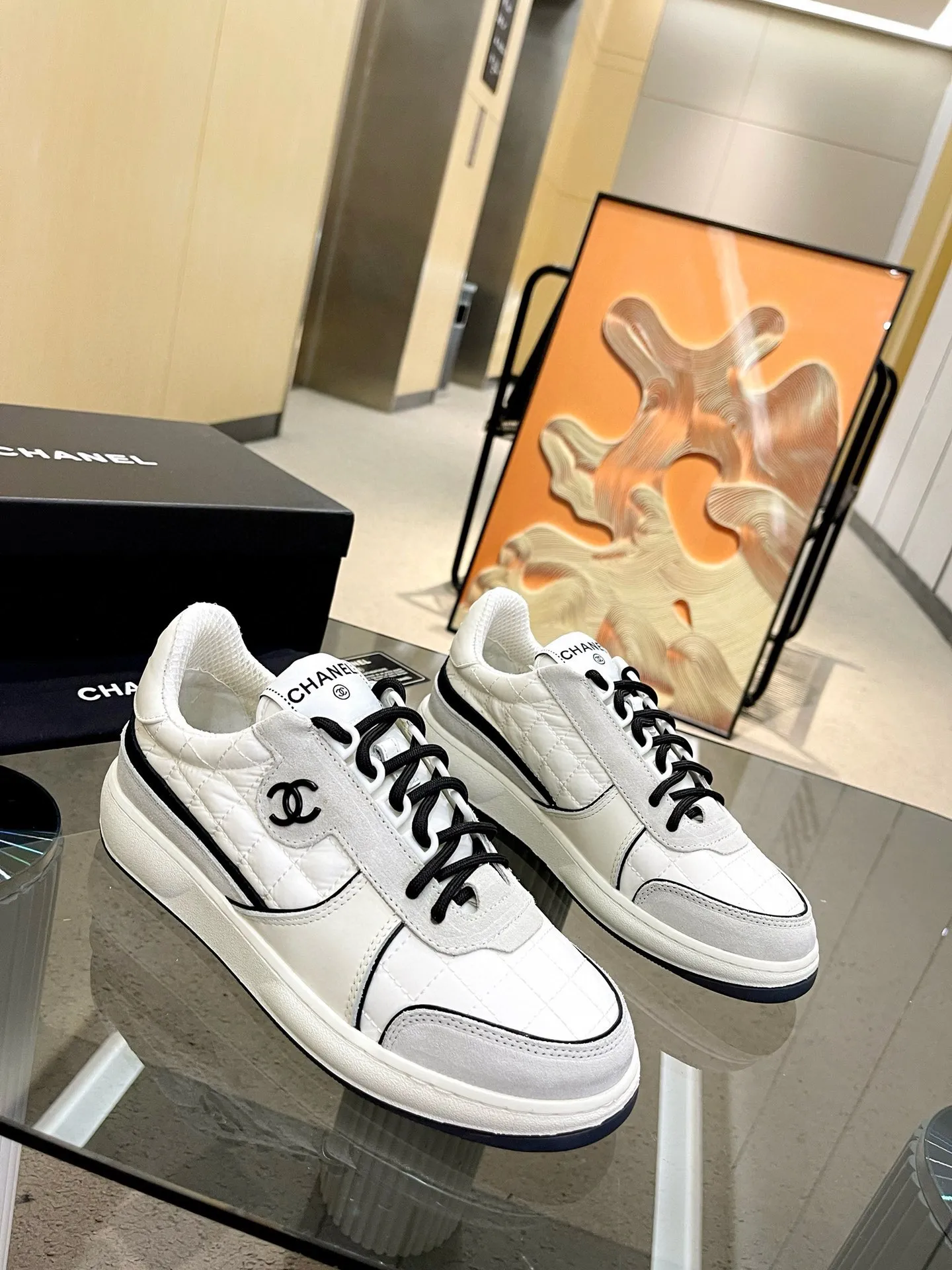 实价不让利P250！2024 ssCHA/香奈儿早春新款 运动鞋各大平台热卖单品~也是网红达人穿搭首选小香整个系列已全面升级 鞋面增加更多时尚元素 鞋面用料拼接鞋面（牛皮+磨砂皮+原版羽绒防水布） 原版双色PHYLON(MD)底， 回弹力好配全套高端包装 码数:35-44！