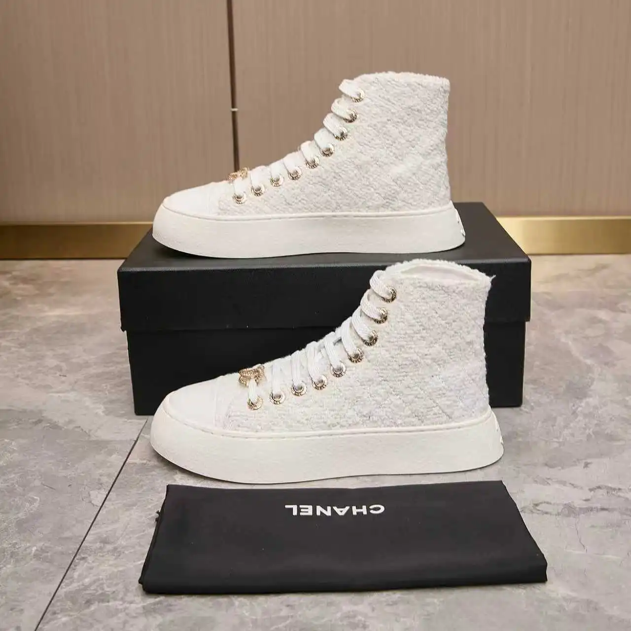 实价不让利P280!Chanel香奈儿——2025专柜顶级休闲款运动鞋 这款经典设计;鞋面多种工艺的风格;大底却时尚运动;不平凡的拥入了多种配色元素…… 多元化混搭非常好看百搭,休闲,时尚,运动,户外都能兼顾…… ꫛꫀꪝ Go➫ 材料: ❶鞋面采用: 原版进口小香布 ❷内里采用: 原版进口透气羊皮 ❸大底根据: 原版TPU底 专柜精品包装全套女35–41