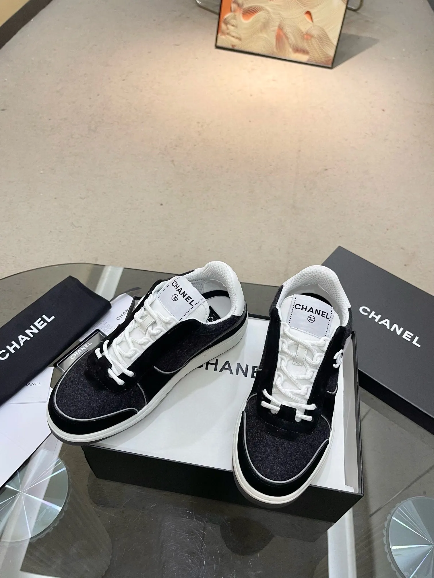 实价不让利P270!2024 ssCHA/香奈儿早春新款 运动鞋各大平台热卖单品~也是网红达人穿搭首选小香整个系列已全面升级 鞋面增加更多时尚元素 鞋面用料拼接鞋面(牛皮+磨砂皮+原版羽绒防水布) 原版双色PHYLON(MD)底, 回弹力好配全套高端包装 码数:35-44!