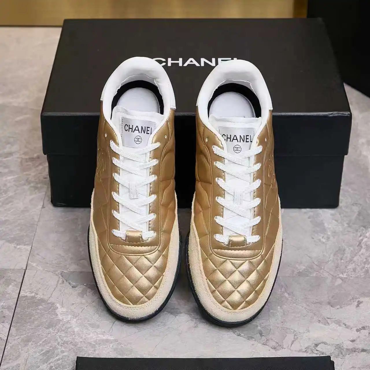 实价不让利P260！Chanel香奈儿&mdash;&mdash;2025专柜顶级休闲款运动鞋 这款经典设计；鞋面多种工艺电绣的风格；大底却时尚运动；不平凡的拥入了多种配色元素&hellip;&hellip; 多元化混搭非常好看百搭，休闲，时尚，运动，户外都能兼顾&hellip;&hellip; ꫛꫀꪝ Go➫ 材料： ❶鞋面采用： 原版进口牛反绒 ❷内里采用： 原版进口透气羊皮 ❸大底根据： 原版TPU大底 专柜精品包装全套女35&ndash;41 男39-45