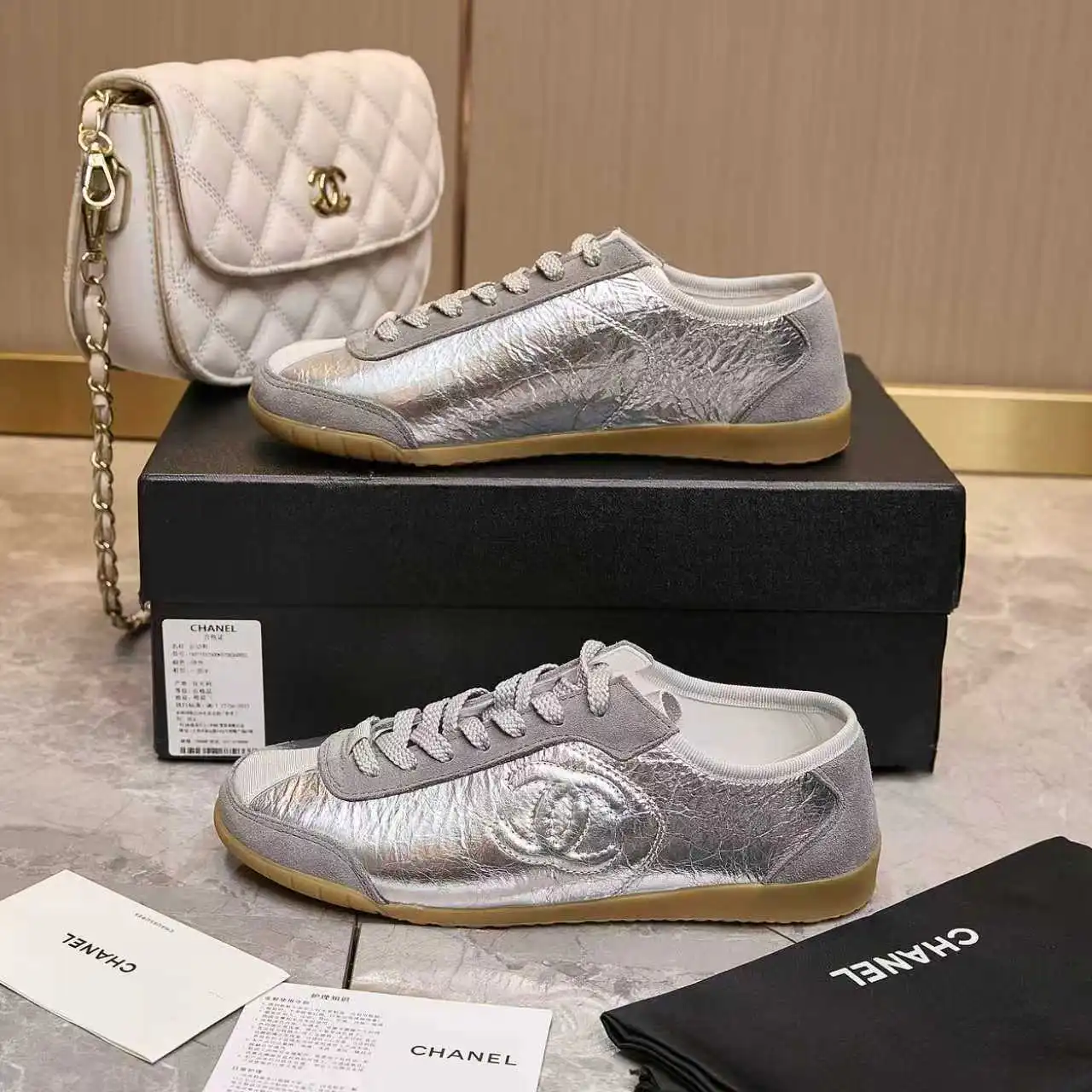 实价不让利P260!Chanel香奈儿——2025专柜顶级休闲款运动鞋 这款经典设计;鞋面多种工艺的风格;大底却时尚运动;不平凡的拥入了多种配色元素…… 多元化混搭非常好看百搭,休闲,时尚,运动,户外都能兼顾…… ꫛꫀꪝ Go➫ 材料: ❶鞋面采用: 原版进口牛皮 ❷内里采用: 原版进口透气羊皮 ❸大底根据: 原版TPU大底 专柜精品包装全套女35–41