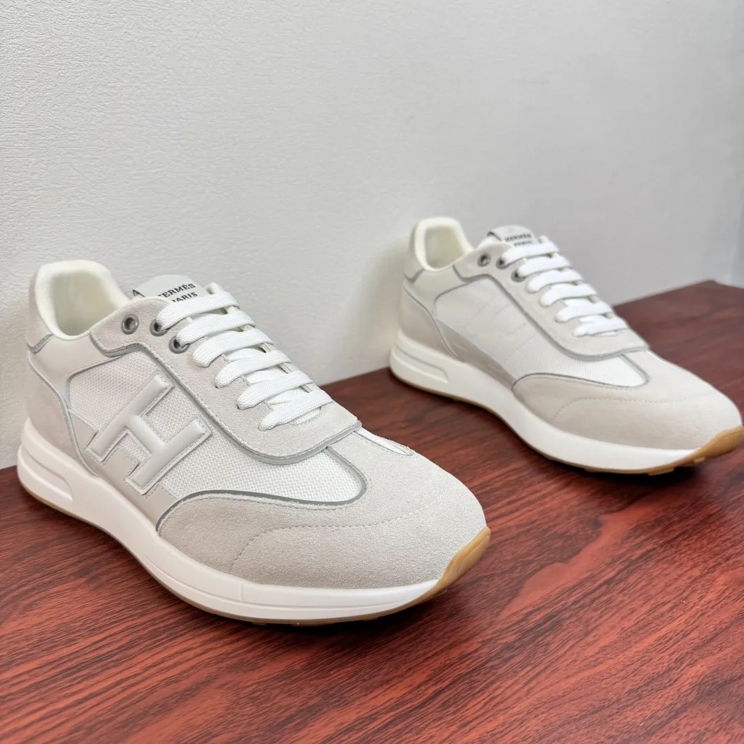 批380 Hermes/爱马仕 Match系列运动鞋 新款出货！复古休闲运动鞋｜意式匠艺与法式优雅的碰撞！鞋面甄选细腻粒面小牛皮与柔软麂皮，搭配透气网布拼接，层次丰富且质感高级，每一处缝线都彰显手工匠艺。标志性立体&ldquo;H&rdquo;字母缀饰，既是品牌辨识度的体现，也是复古美学的点睛之笔。轻量化橡胶大底搭配缓震中底，行走时柔韧回弹，久穿不累。经典系带设计贴合脚型，多色可选适配不同穿搭场景，无论是商务通勤还是休闲出街，都能轻松驾驭。多重款式可选，满足不同场景搭配需求，全套包装！ 尺码：39-40-41-43-43-44皮鞋尺码（可定制38.45） 货号：H1211反绒布 白色