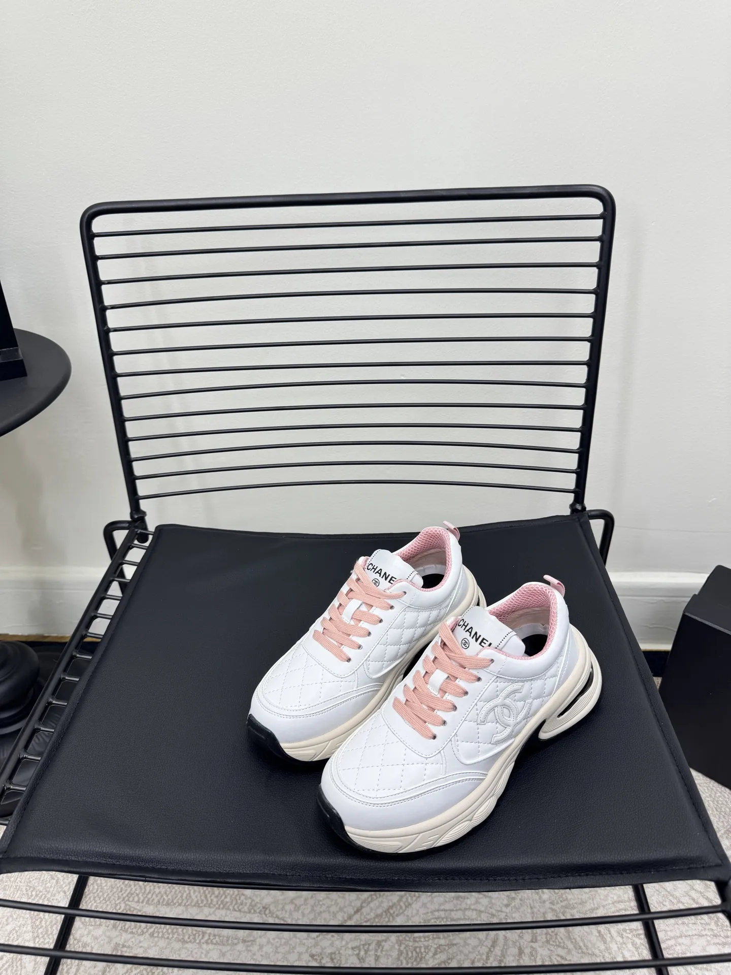 实价不让利P300！ Size:35-41 Chanel 25C新款香奈儿运动休闲鞋 百搭小白鞋 款式搭配不会出错 撞色搭配活力满满啊 侧面压印logo 上脚很秀气 鞋面原版定制材料 原版大底