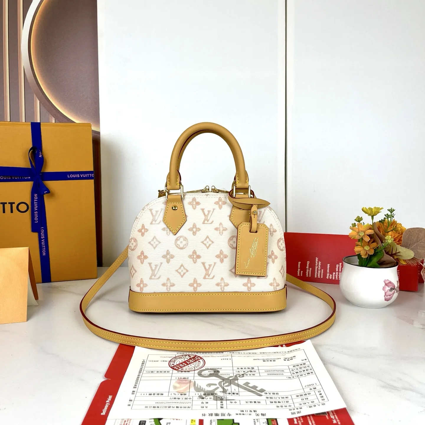 p390,顶级原单 M27525米色 M28272玫红 M28526蓝色LV130周年纪念限定老花系列彩色款 本款 Alma BB 手袋溯源 1934 年的装饰艺术格调,以 Monogram 帆布塑造雅致构型。耀目挂锁与钥匙、Toron 手柄和皮革钥匙包点睛经典元素,可拆卸并调节的肩带方便斜挎。尺寸:17.5 x 11.5 x 23.5 厘米 (高 x 宽 x 长度)