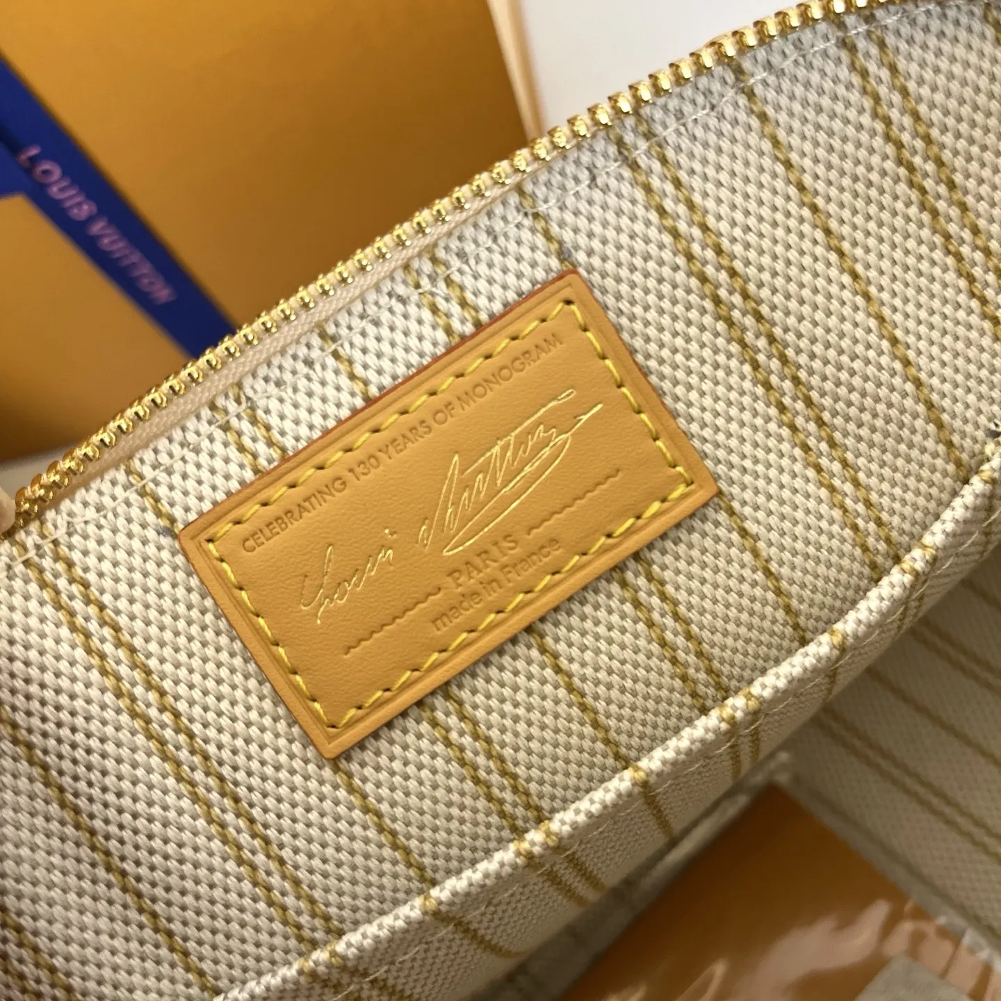 p390,顶级原单 M27525米色 M28272玫红 M28526蓝色LV130周年纪念限定老花系列彩色款 本款 Alma BB 手袋溯源 1934 年的装饰艺术格调，以 Monogram 帆布塑造雅致构型。耀目挂锁与钥匙、Toron 手柄和皮革钥匙包点睛经典元素，可拆卸并调节的肩带方便斜挎。尺寸：17.5 x 11.5 x 23.5 厘米 (高 x 宽 x 长度)