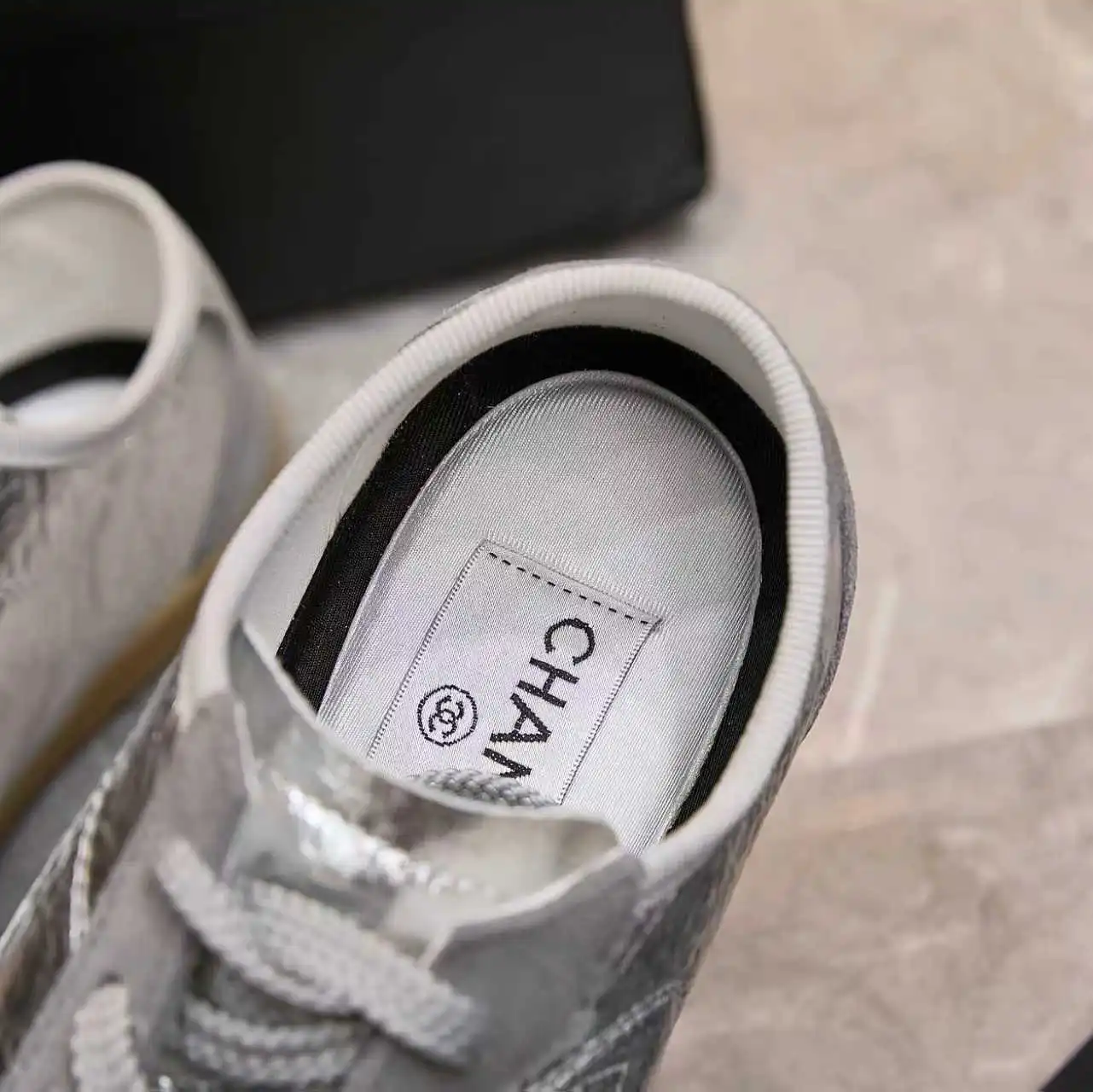 实价不让利P260!Chanel香奈儿——2025专柜顶级休闲款运动鞋 这款经典设计;鞋面多种工艺的风格;大底却时尚运动;不平凡的拥入了多种配色元素…… 多元化混搭非常好看百搭,休闲,时尚,运动,户外都能兼顾…… ꫛꫀꪝ Go➫ 材料: ❶鞋面采用: 原版进口牛皮 ❷内里采用: 原版进口透气羊皮 ❸大底根据: 原版TPU大底 专柜精品包装全套女35–41