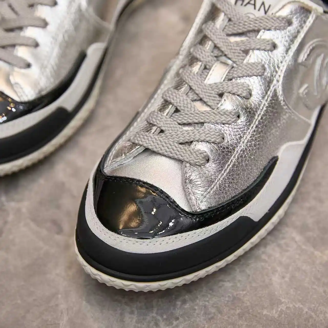 实价不让利P270！Chanel香奈儿&mdash;&mdash;2025专柜顶级休闲款运动鞋 这款经典设计；鞋面多种工艺电绣的风格；大底却时尚运动；不平凡的拥入了多种配色元素&hellip;&hellip; 多元化混搭非常好看百搭，休闲，时尚，运动，户外都能兼顾&hellip;&hellip; ꫛꫀꪝ Go➫ 材料： ❶鞋面采用： 原版进口小牛皮 ❷内里采用： 原版进口透气羊皮里 ❸大底根据： 原版TPU组合大底 专柜精品包装全套女35&ndash;41