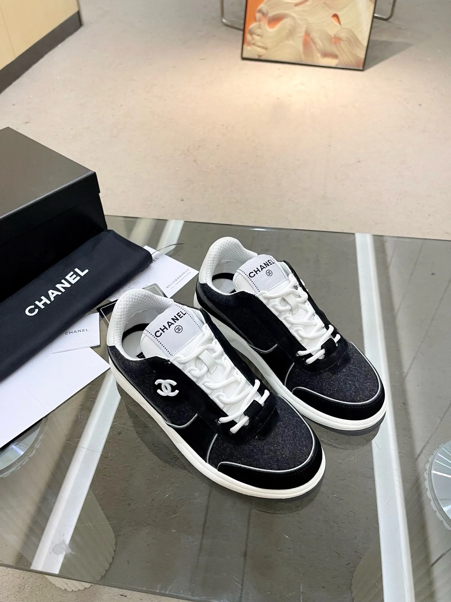 实价不让利P270!2024 ssCHA/香奈儿早春新款 运动鞋各大平台热卖单品~也是网红达人穿搭首选小香整个系列已全面升级 鞋面增加更多时尚元素 鞋面用料拼接鞋面(牛皮+磨砂皮+原版羽绒防水布) 原版双色PHYLON(MD)底, 回弹力好配全套高端包装 码数:35-44!