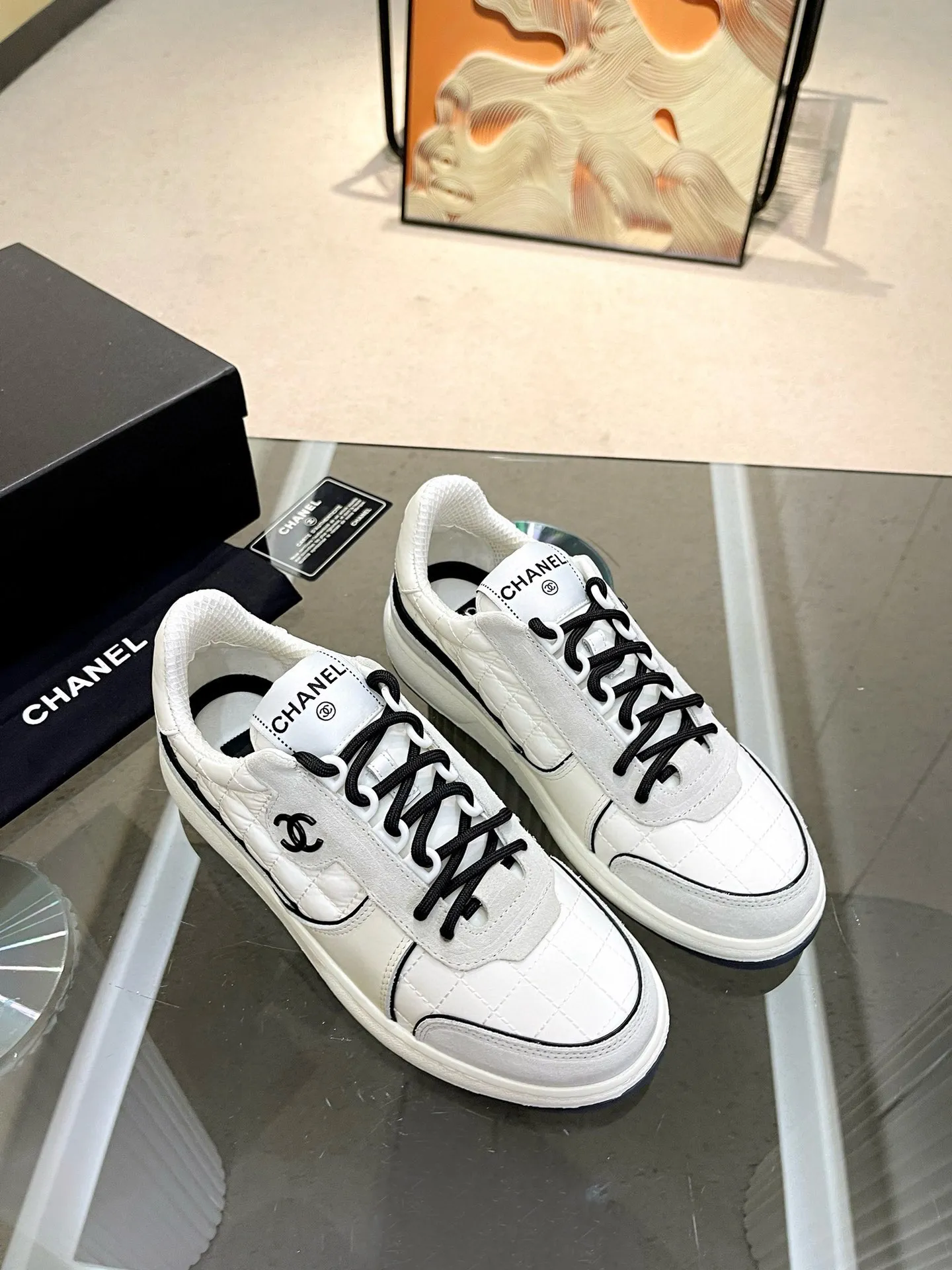 实价不让利P250!2024 ssCHA/香奈儿早春新款 运动鞋各大平台热卖单品~也是网红达人穿搭首选小香整个系列已全面升级 鞋面增加更多时尚元素 鞋面用料拼接鞋面(牛皮+磨砂皮+原版羽绒防水布) 原版双色PHYLON(MD)底, 回弹力好配全套高端包装 码数:35-44!