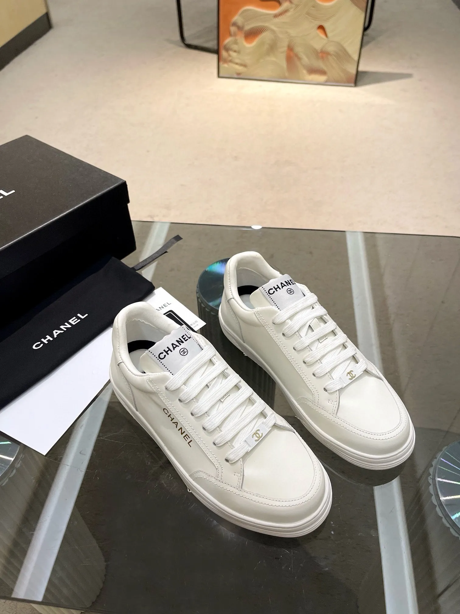 实价不让利P261！2024 ssCHA/香奈儿早春新款 运动鞋各大平台热卖单品~也是网红达人穿搭首选小香整个系列已全面升级 鞋面增加更多时尚元素 鞋面用料拼接鞋面（牛皮+磨砂皮+原版羽绒防水布） 原版双色PHYLON(MD)底， 回弹力好配全套高端包装 码数:35-44！