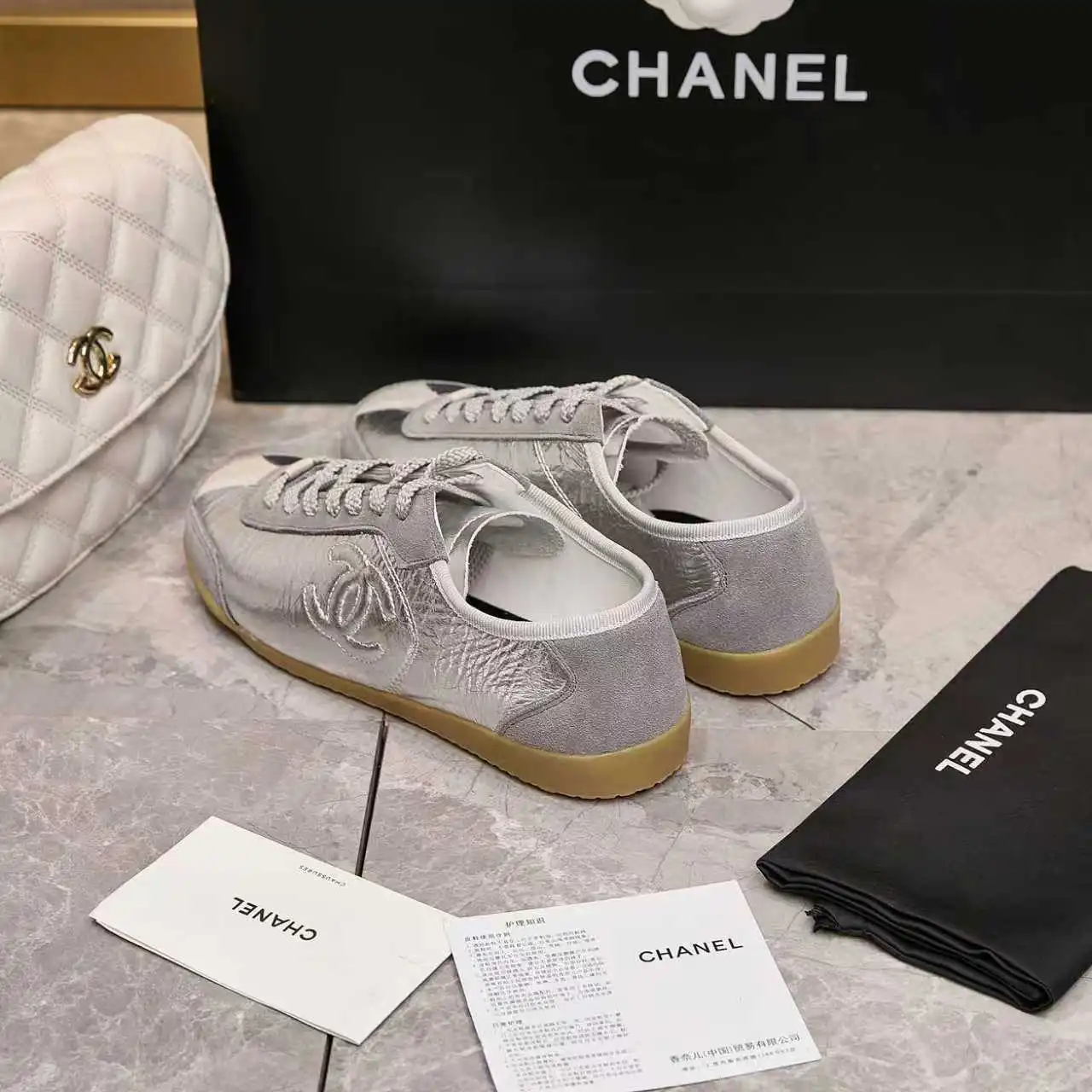 实价不让利P260！Chanel香奈儿&mdash;&mdash;2025专柜顶级休闲款运动鞋 这款经典设计；鞋面多种工艺的风格；大底却时尚运动；不平凡的拥入了多种配色元素&hellip;&hellip; 多元化混搭非常好看百搭，休闲，时尚，运动，户外都能兼顾&hellip;&hellip; ꫛꫀꪝ Go➫ 材料： ❶鞋面采用： 原版进口牛皮 ❷内里采用： 原版进口透气羊皮 ❸大底根据： 原版TPU大底 专柜精品包装全套女35&ndash;41