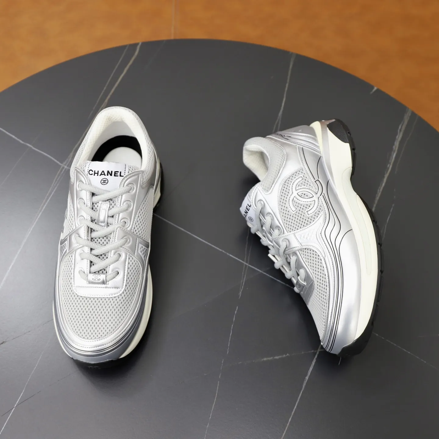 出厂价：310💰 情侣款香奈儿 运动鞋官网经典版， 大气十分亮眼 男女休闲鞋。原版1:1大底 独具时尚前卫气息 ，更显尊贵！是潮男的首选。颜色：码数：35-44（45定制）透气十足 实物图片色