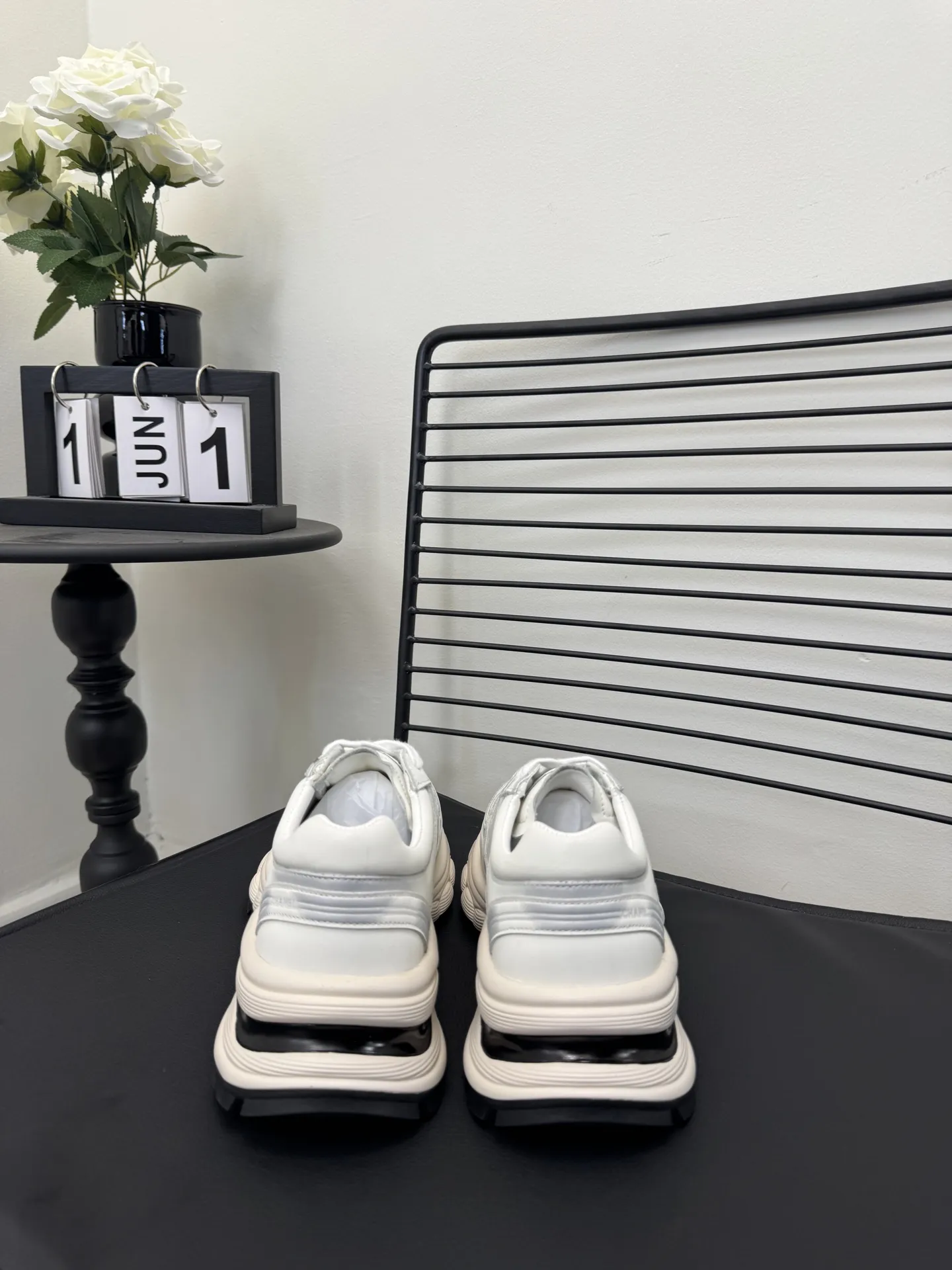 实价不让利P310! Size: 女款35-41 香奈儿休闲运动鞋 ~原版小牛皮熊猫鞋 Chanel 香奈儿 25C 最新爆款 熊猫 黑白 运动鞋 休闲板鞋 小香 爆款单品 经典黑白 熊猫配色 coco女孩必要入款 面料: 原版定制混种羊皮 内里: 原版进口透气网里 大底: 原版开模橡胶+TPU组合