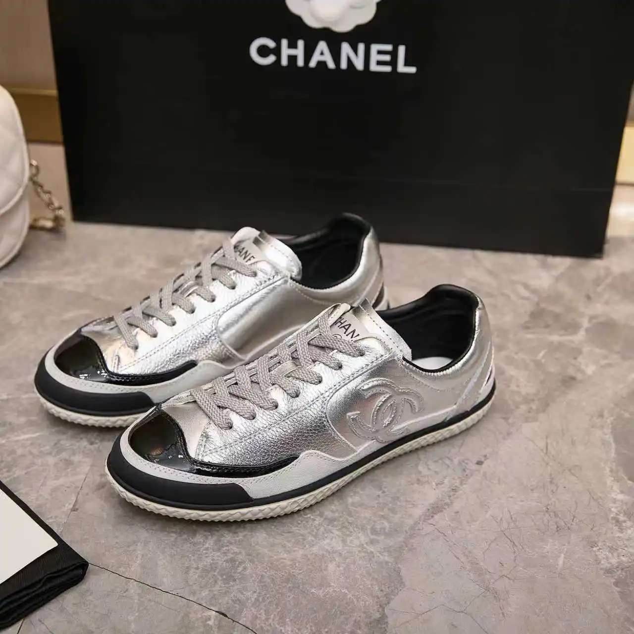 实价不让利P270!Chanel香奈儿——2025专柜顶级休闲款运动鞋 这款经典设计;鞋面多种工艺电绣的风格;大底却时尚运动;不平凡的拥入了多种配色元素…… 多元化混搭非常好看百搭,休闲,时尚,运动,户外都能兼顾…… ꫛꫀꪝ Go➫ 材料: ❶鞋面采用: 原版进口小牛皮 ❷内里采用: 原版进口透气羊皮里 ❸大底根据: 原版TPU组合大底 专柜精品包装全套女35–41