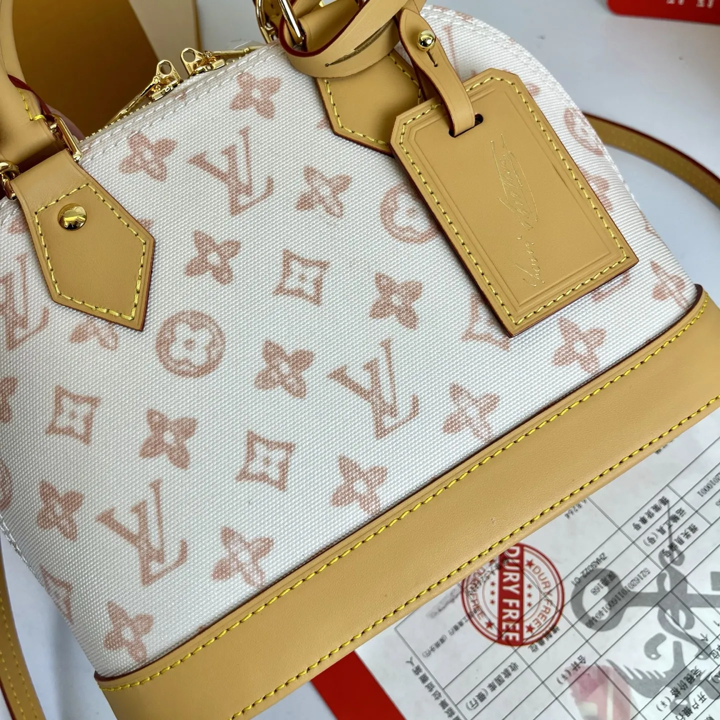 p390,顶级原单 M27525米色 M28272玫红 M28526蓝色LV130周年纪念限定老花系列彩色款 本款 Alma BB 手袋溯源 1934 年的装饰艺术格调，以 Monogram 帆布塑造雅致构型。耀目挂锁与钥匙、Toron 手柄和皮革钥匙包点睛经典元素，可拆卸并调节的肩带方便斜挎。尺寸：17.5 x 11.5 x 23.5 厘米 (高 x 宽 x 长度)