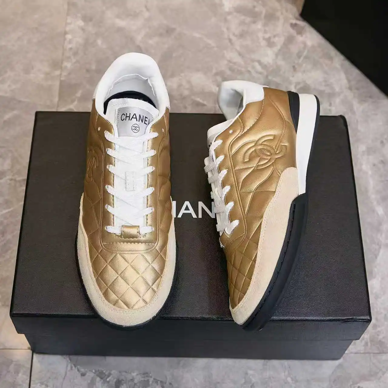 实价不让利P260!Chanel香奈儿——2025专柜顶级休闲款运动鞋 这款经典设计;鞋面多种工艺电绣的风格;大底却时尚运动;不平凡的拥入了多种配色元素…… 多元化混搭非常好看百搭,休闲,时尚,运动,户外都能兼顾…… ꫛꫀꪝ Go➫ 材料: ❶鞋面采用: 原版进口牛反绒 ❷内里采用: 原版进口透气羊皮 ❸大底根据: 原版TPU大底 专柜精品包装全套女35–41 男39-45