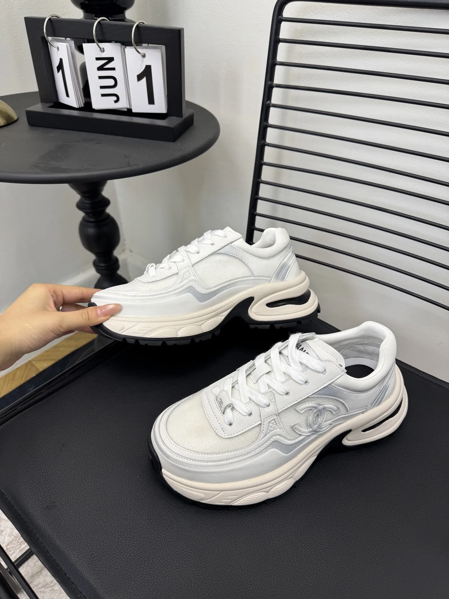 实价不让利P310！ Size: 女款35-41 香奈儿休闲运动鞋 ～原版小牛皮熊猫鞋 Chanel 香奈儿 25C 最新爆款 熊猫 黑白 运动鞋 休闲板鞋 小香 爆款单品 经典黑白 熊猫配色 coco女孩必要入款 面料: 原版定制混种羊皮 内里: 原版进口透气网里 大底: 原版开模橡胶+TPU组合