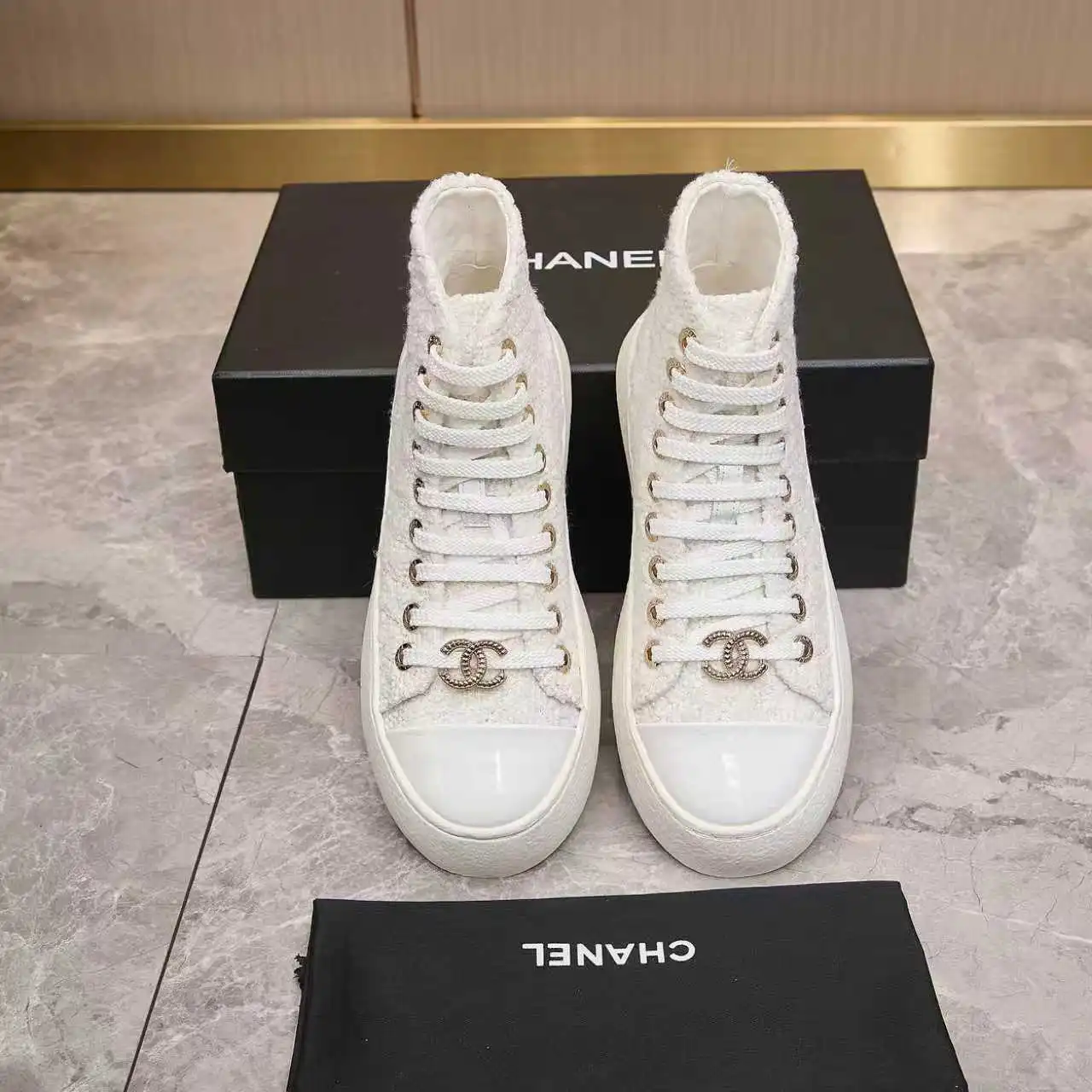 实价不让利P280！Chanel香奈儿&mdash;&mdash;2025专柜顶级休闲款运动鞋 这款经典设计；鞋面多种工艺的风格；大底却时尚运动；不平凡的拥入了多种配色元素&hellip;&hellip; 多元化混搭非常好看百搭，休闲，时尚，运动，户外都能兼顾&hellip;&hellip; ꫛꫀꪝ Go➫ 材料： ❶鞋面采用： 原版进口小香布 ❷内里采用： 原版进口透气羊皮 ❸大底根据： 原版TPU底 专柜精品包装全套女35&ndash;41